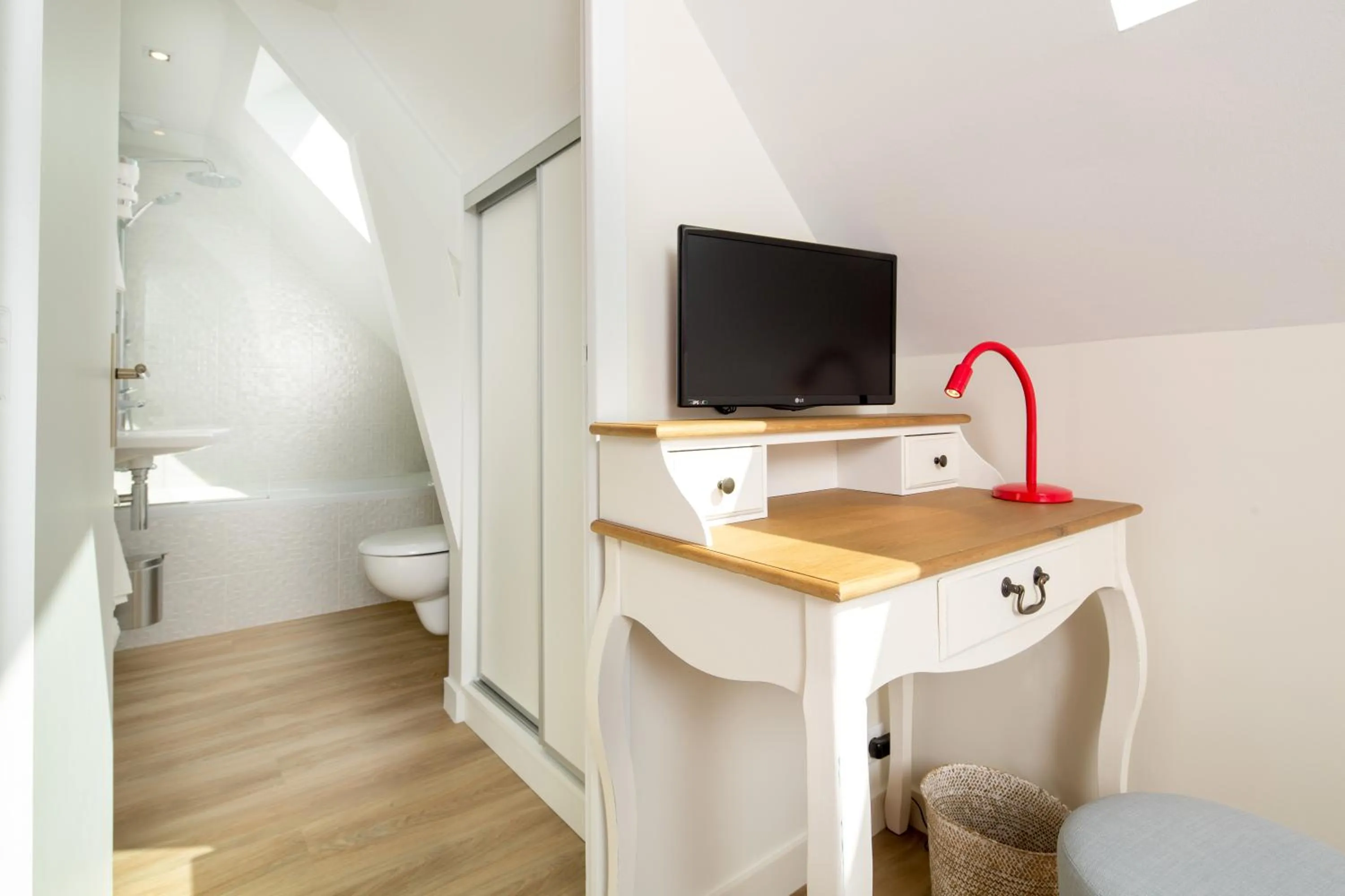 Toilet in Les Chants d'Ailes - Hôtel Face Mer