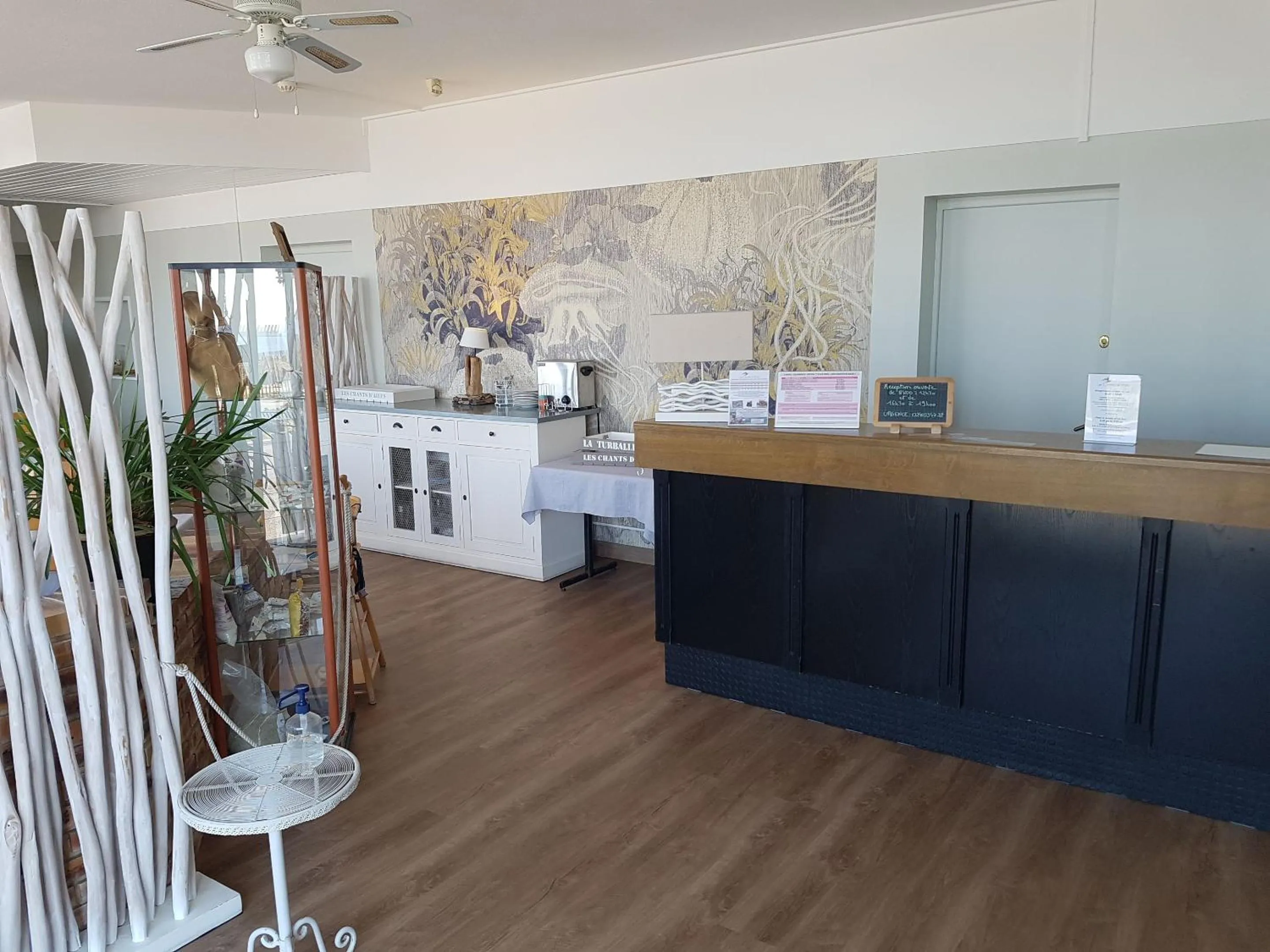 Lobby or reception in Les Chants d'Ailes - Hôtel Face Mer