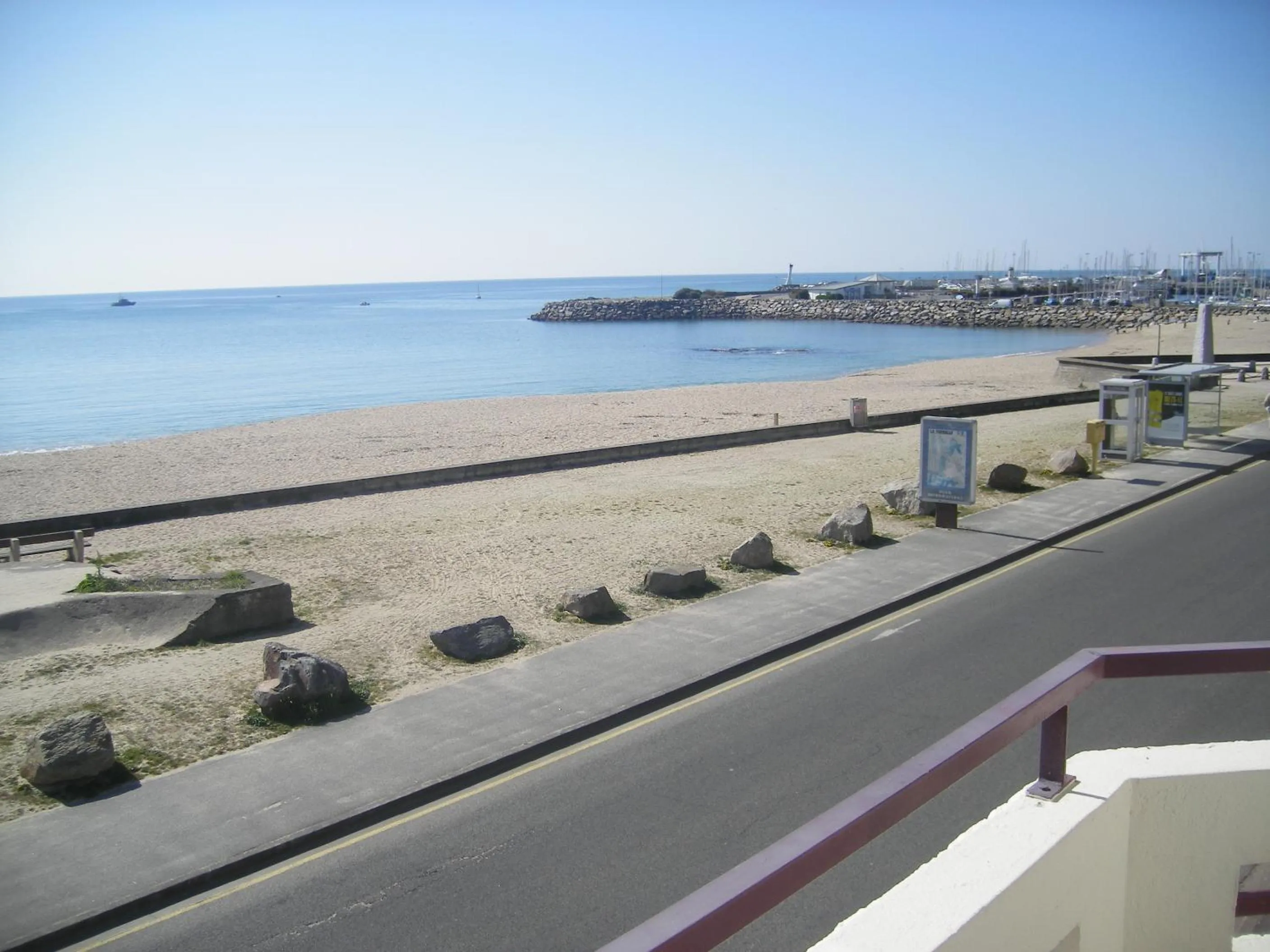 Beach in Les Chants d'Ailes - Hôtel Face Mer