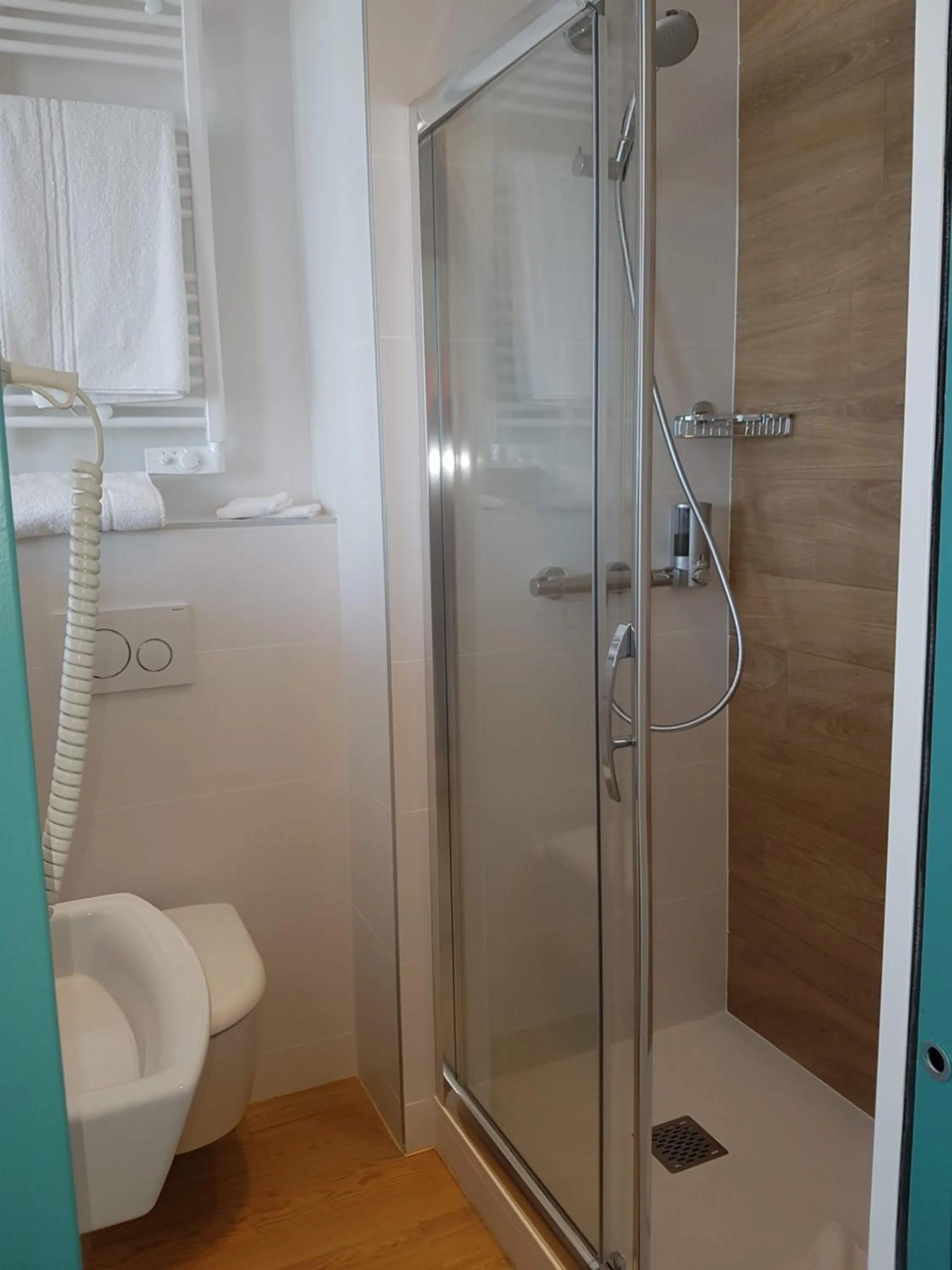 Shower in Les Chants d'Ailes - Hôtel Face Mer