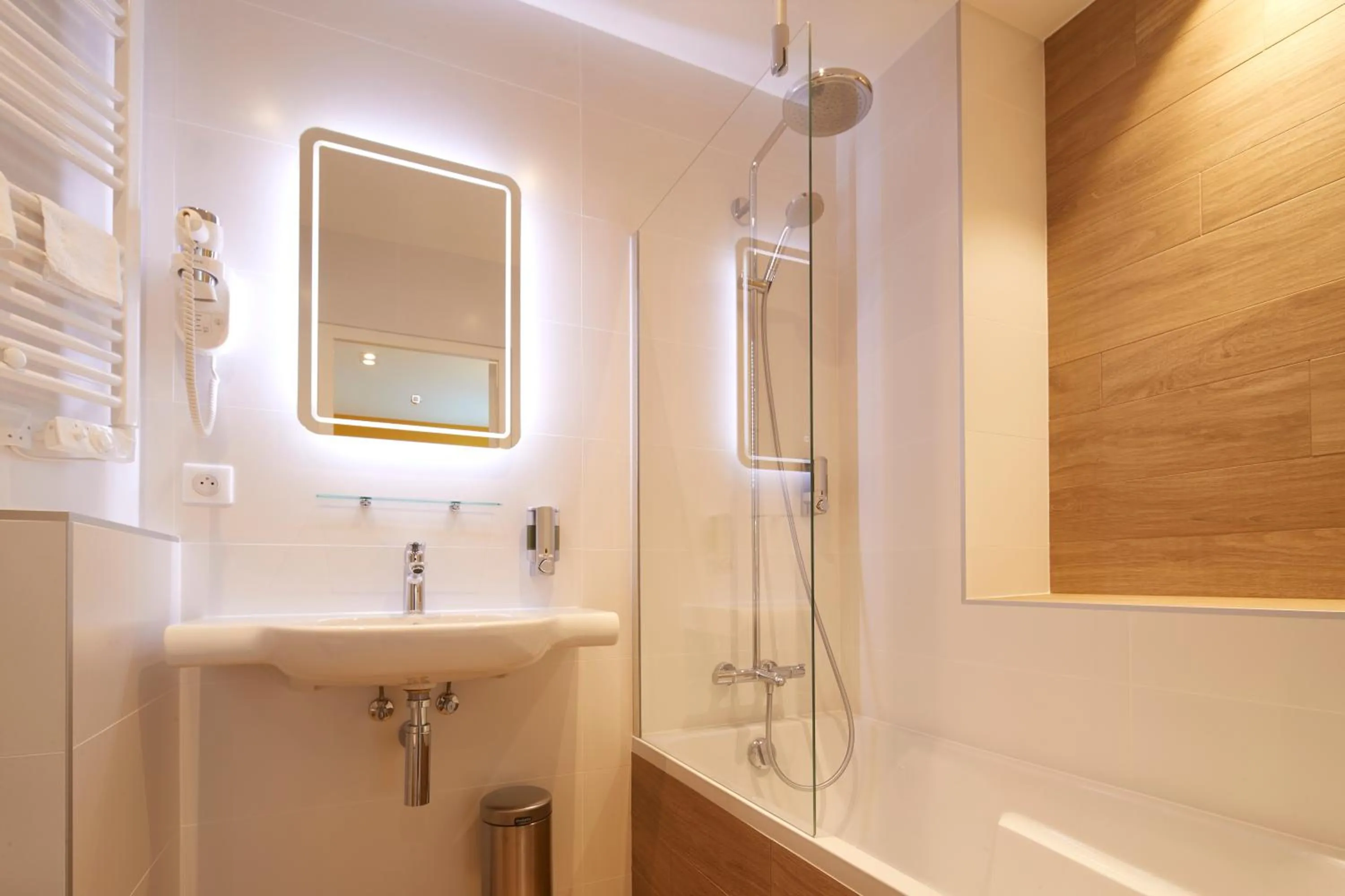 Shower in Les Chants d'Ailes - Hôtel Face Mer