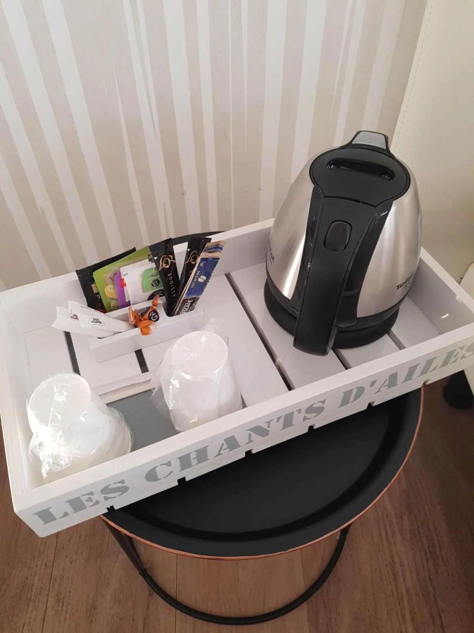 Coffee/tea facilities in Les Chants d'Ailes - Hôtel Face Mer