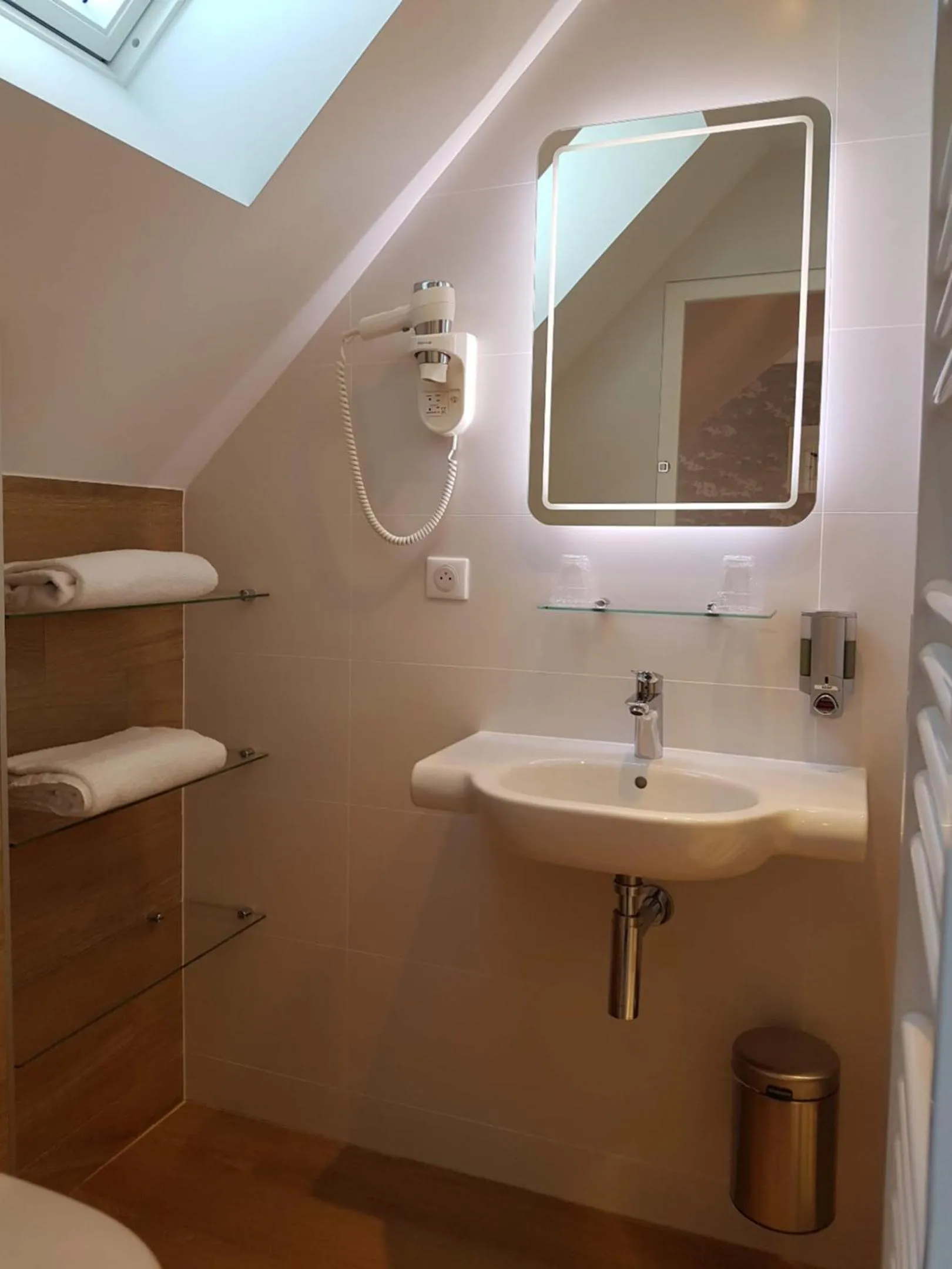 Toilet in Les Chants d'Ailes - Hôtel Face Mer