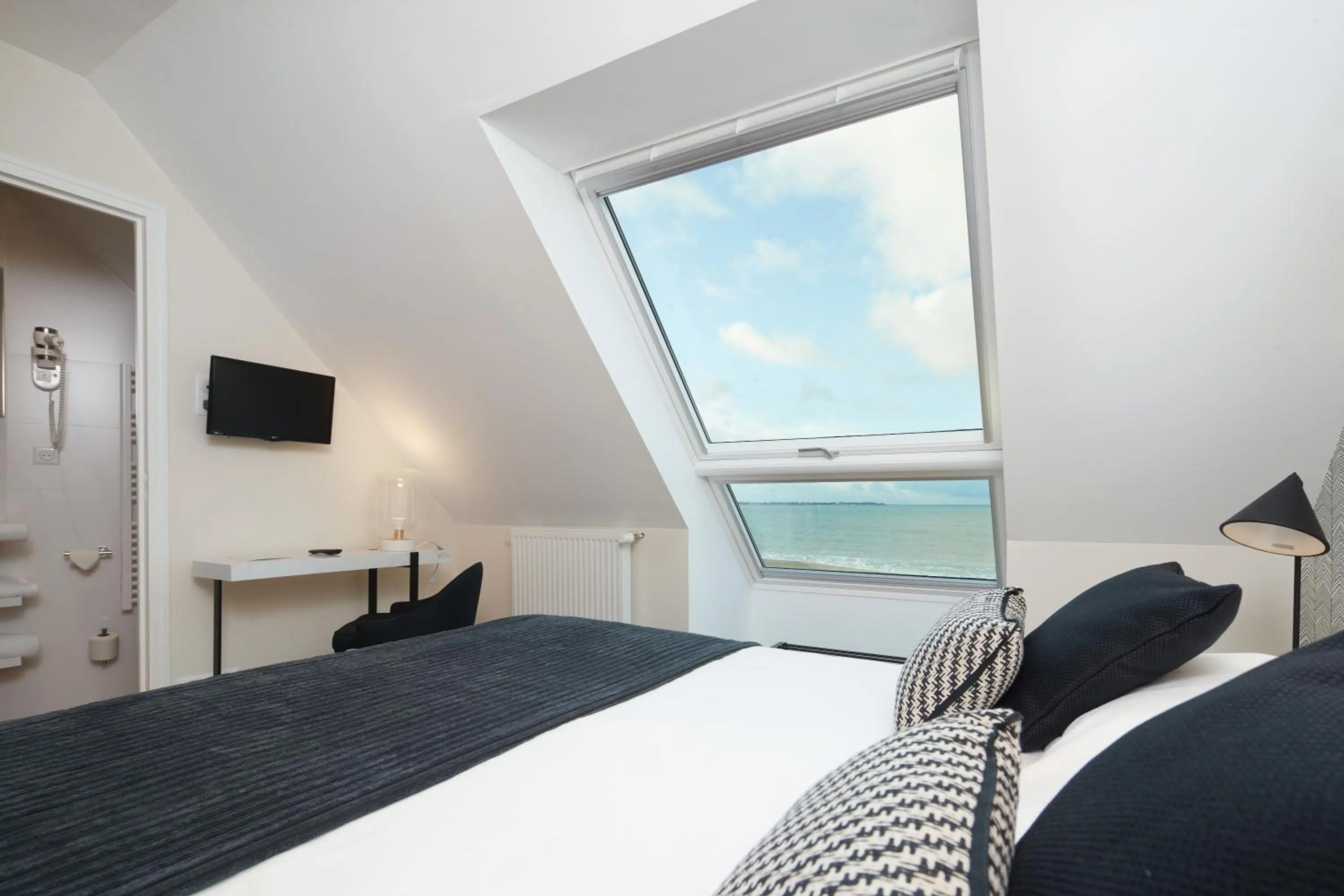 Bed in Les Chants d'Ailes - Hôtel Face Mer