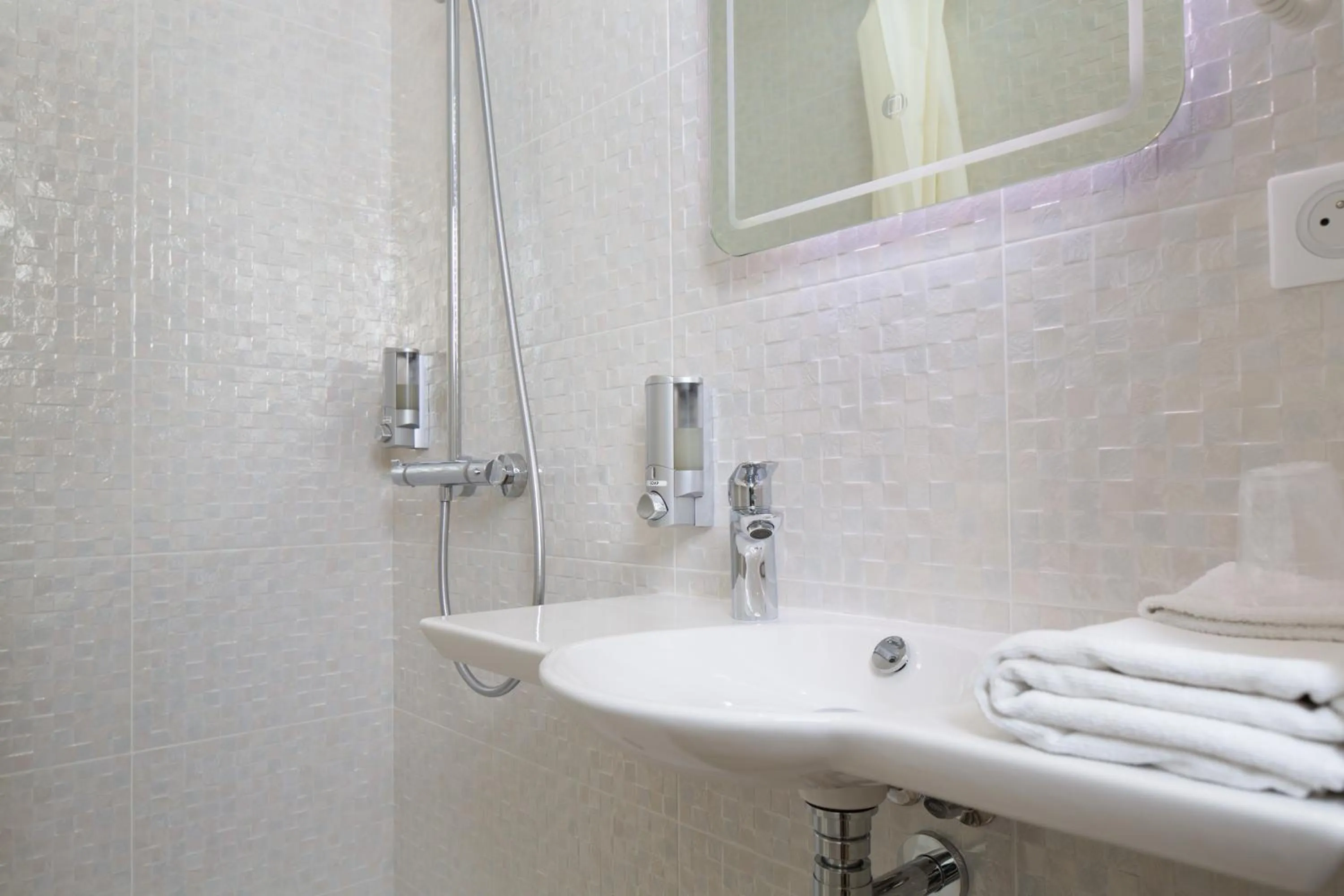 Shower in Les Chants d'Ailes - Hôtel Face Mer