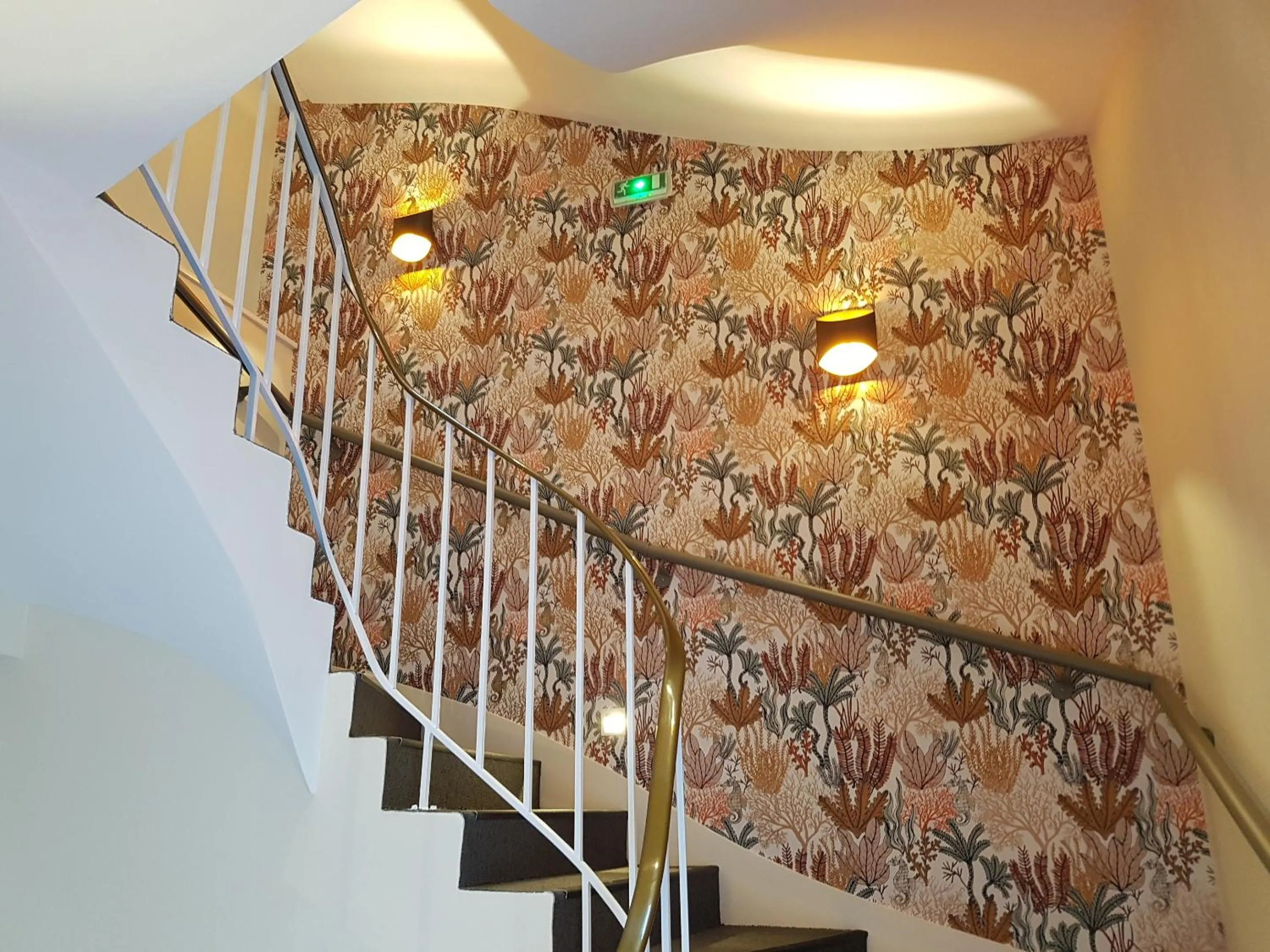 Property building in Les Chants d'Ailes - Hôtel Face Mer