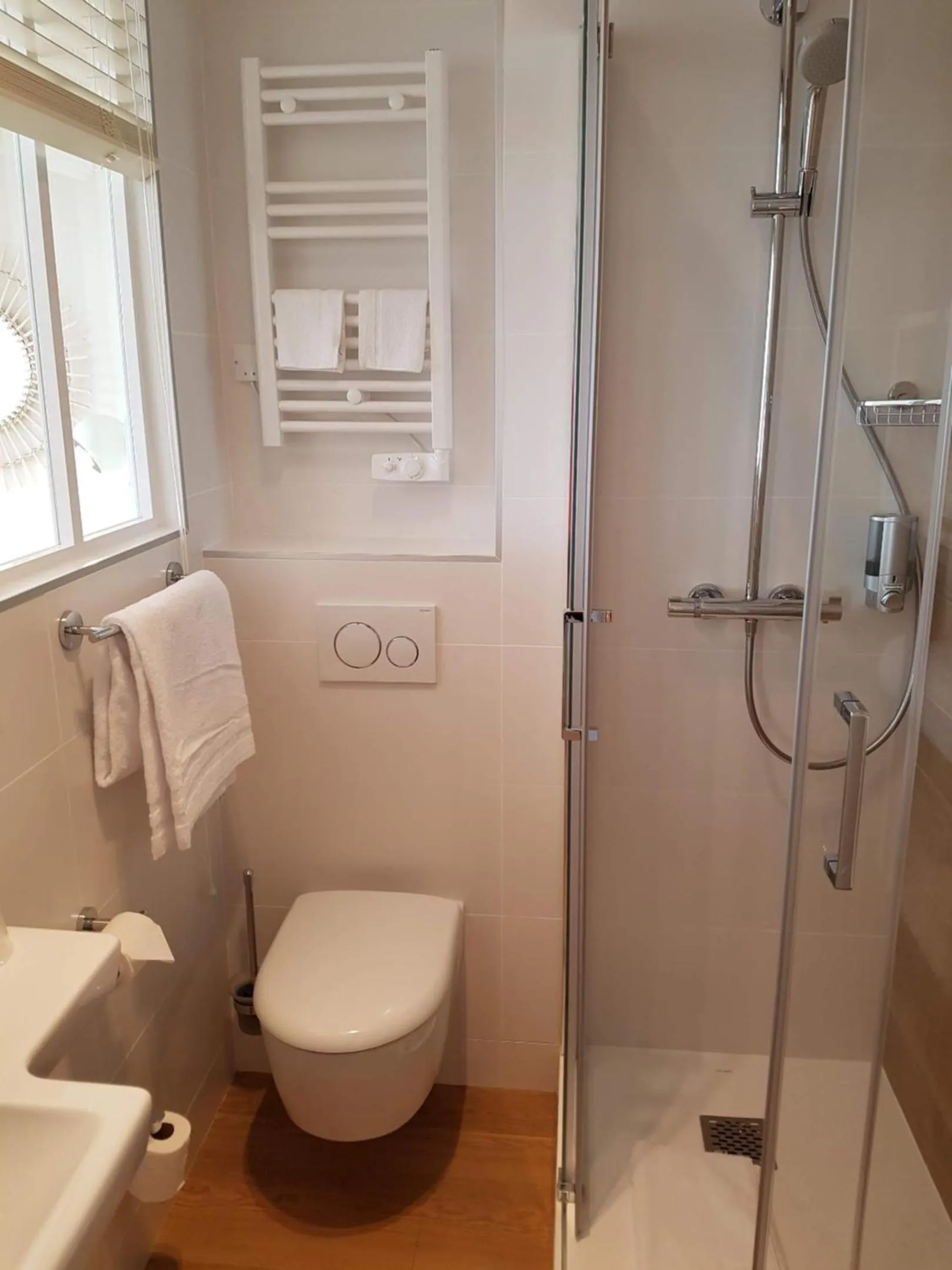 Shower in Les Chants d'Ailes - Hôtel Face Mer