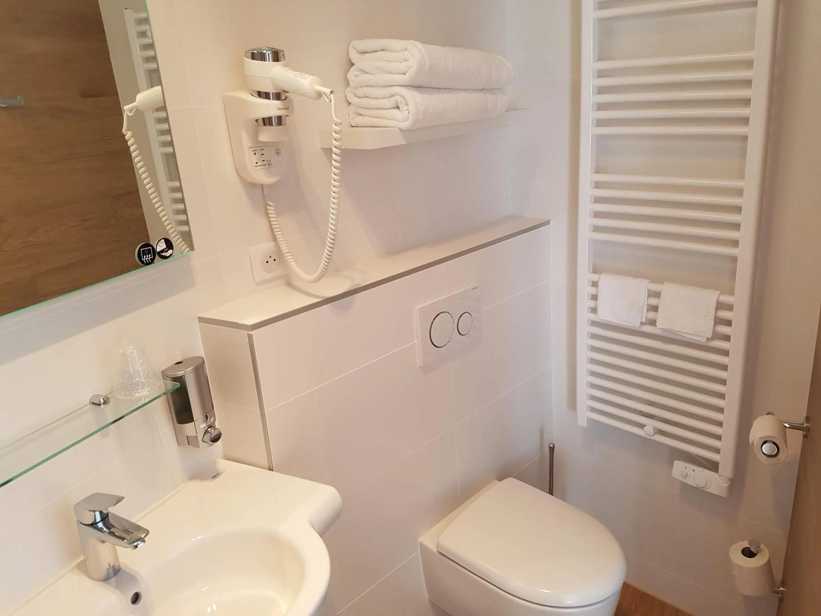 Shower in Les Chants d'Ailes - Hôtel Face Mer