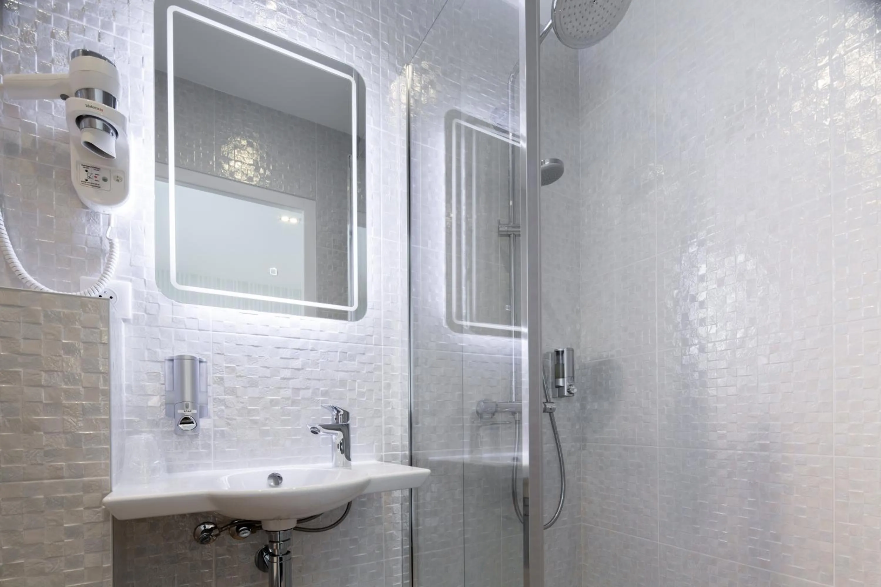 Shower in Les Chants d'Ailes - Hôtel Face Mer