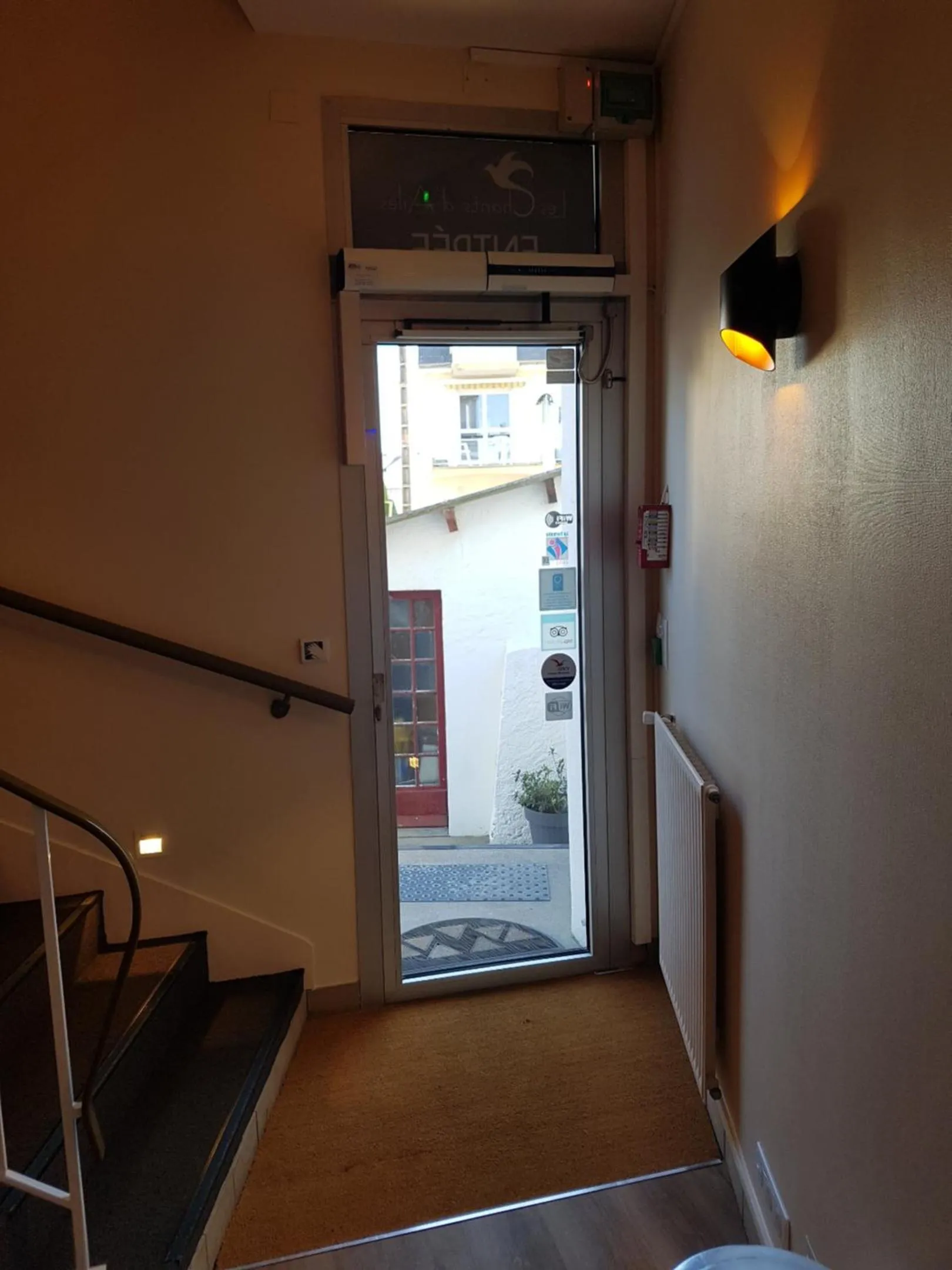 Property building in Les Chants d'Ailes - Hôtel Face Mer