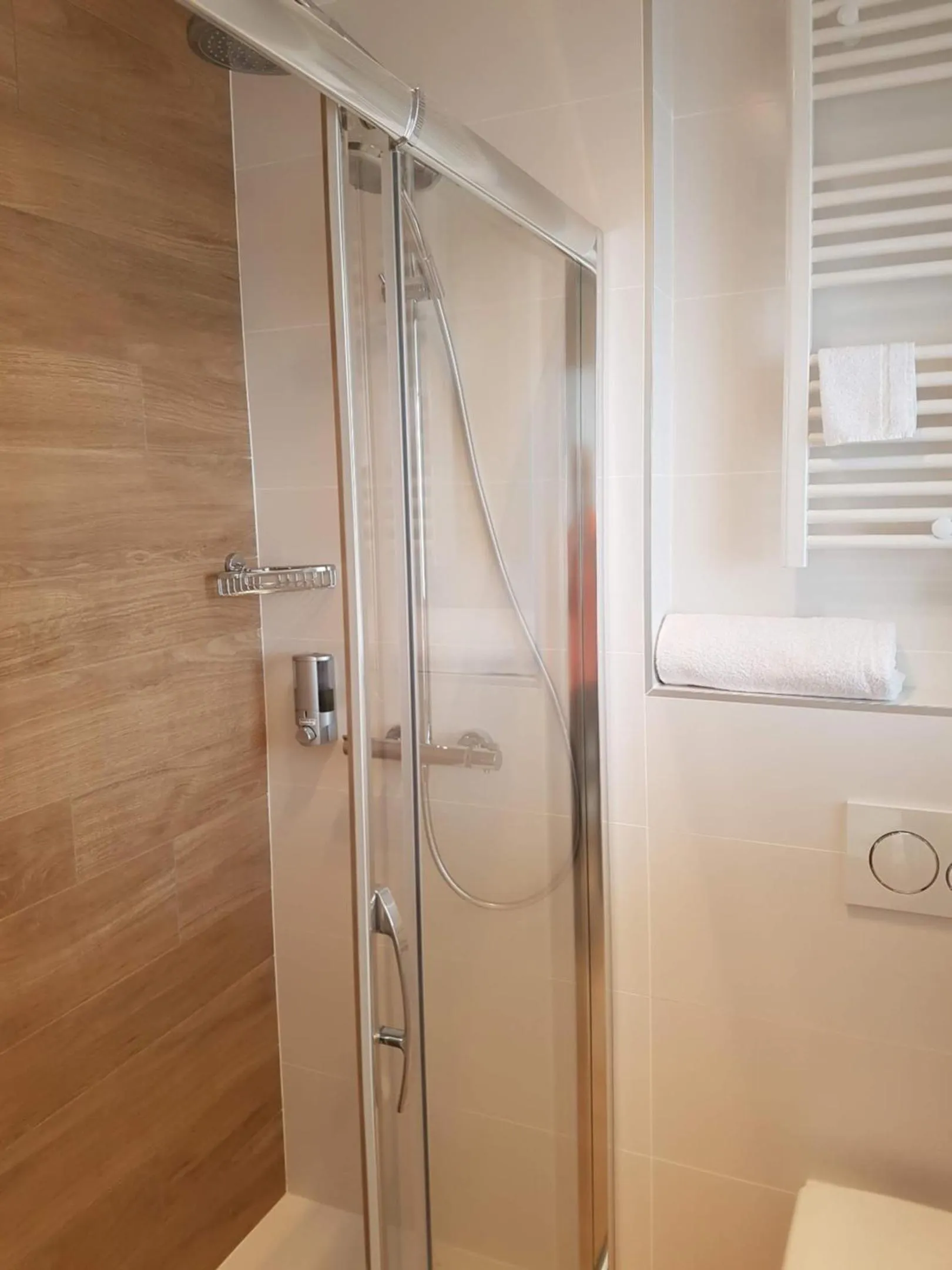 Shower in Les Chants d'Ailes - Hôtel Face Mer