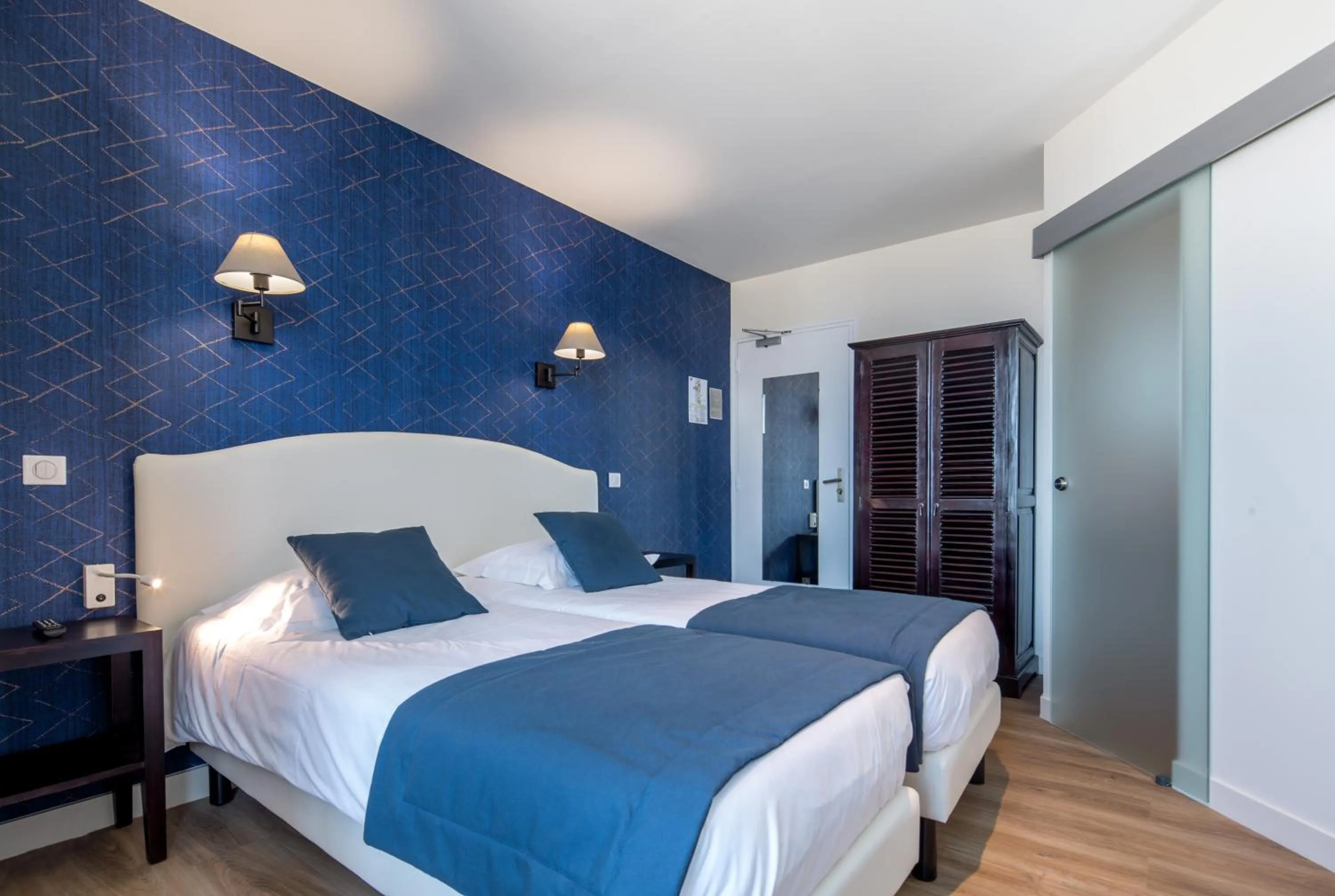 Photo of the whole room, Bed in Les Chants d'Ailes - Hôtel Face Mer