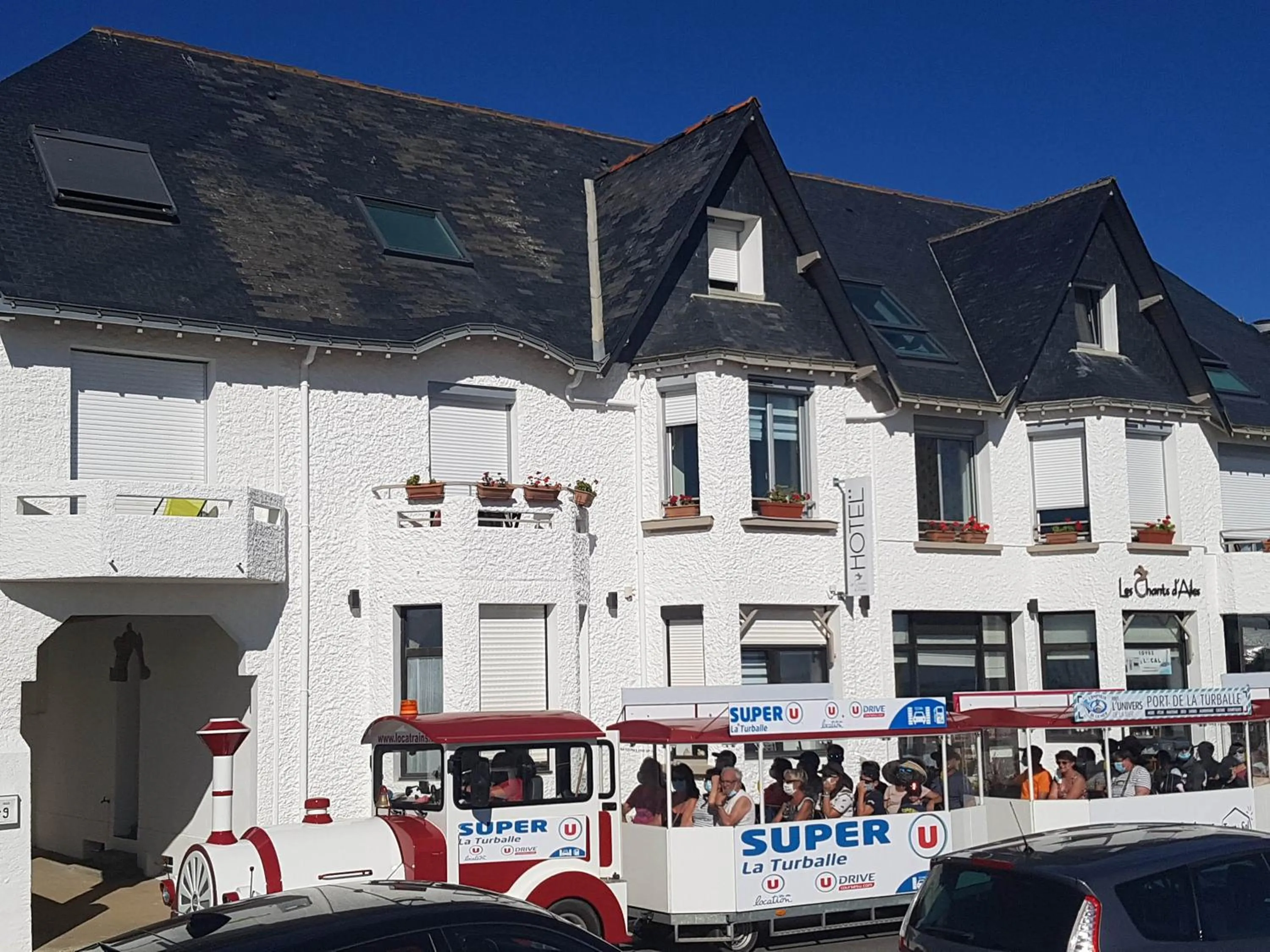 Property building in Les Chants d'Ailes - Hôtel Face Mer