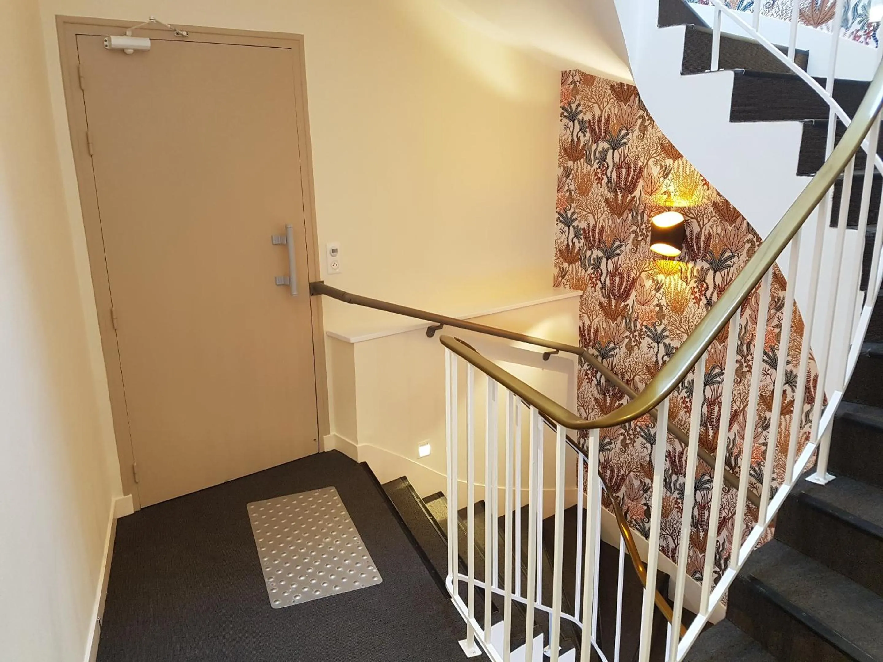 Property building in Les Chants d'Ailes - Hôtel Face Mer