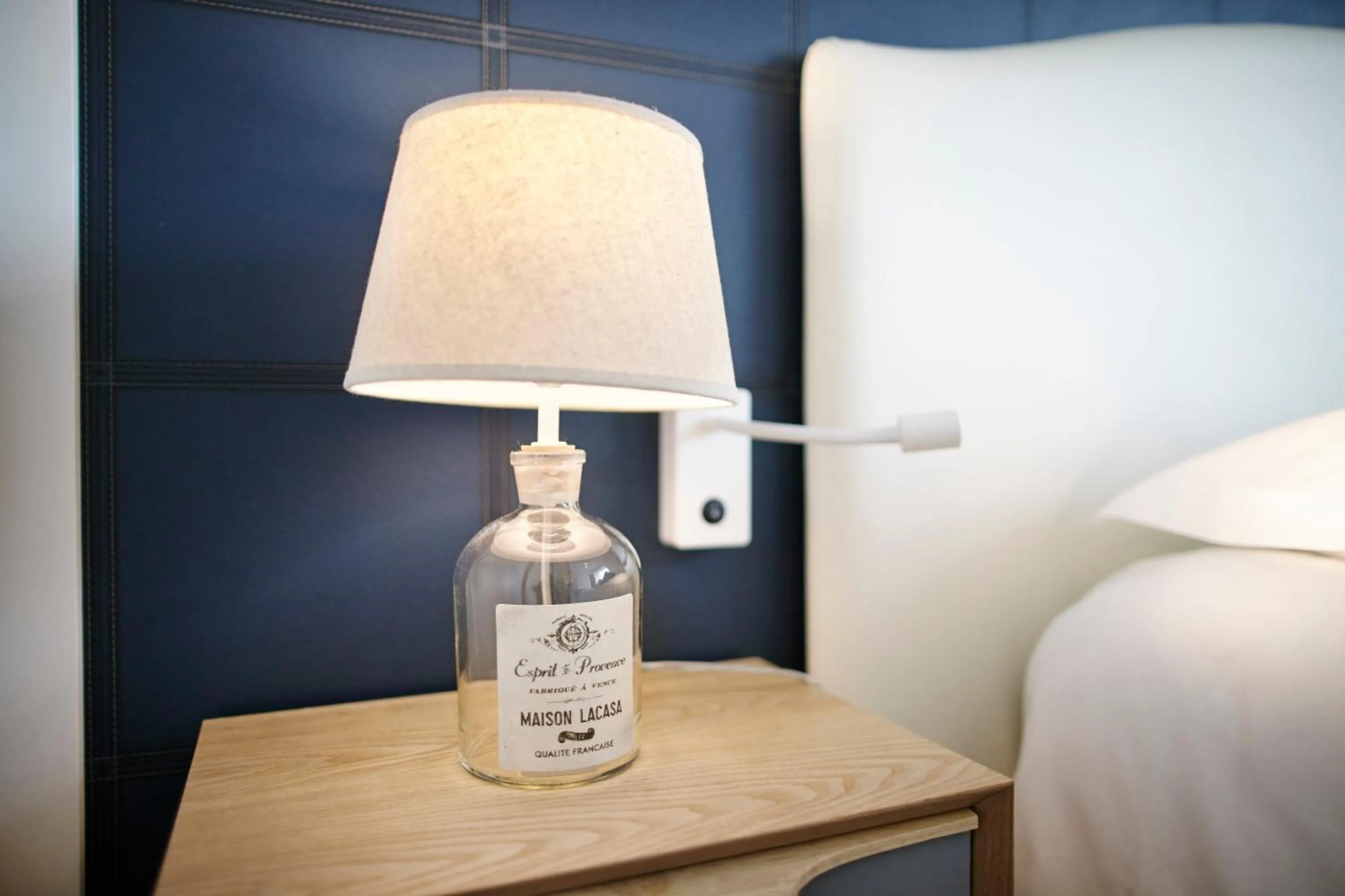 Decorative detail, Bed in Les Chants d'Ailes - Hôtel Face Mer