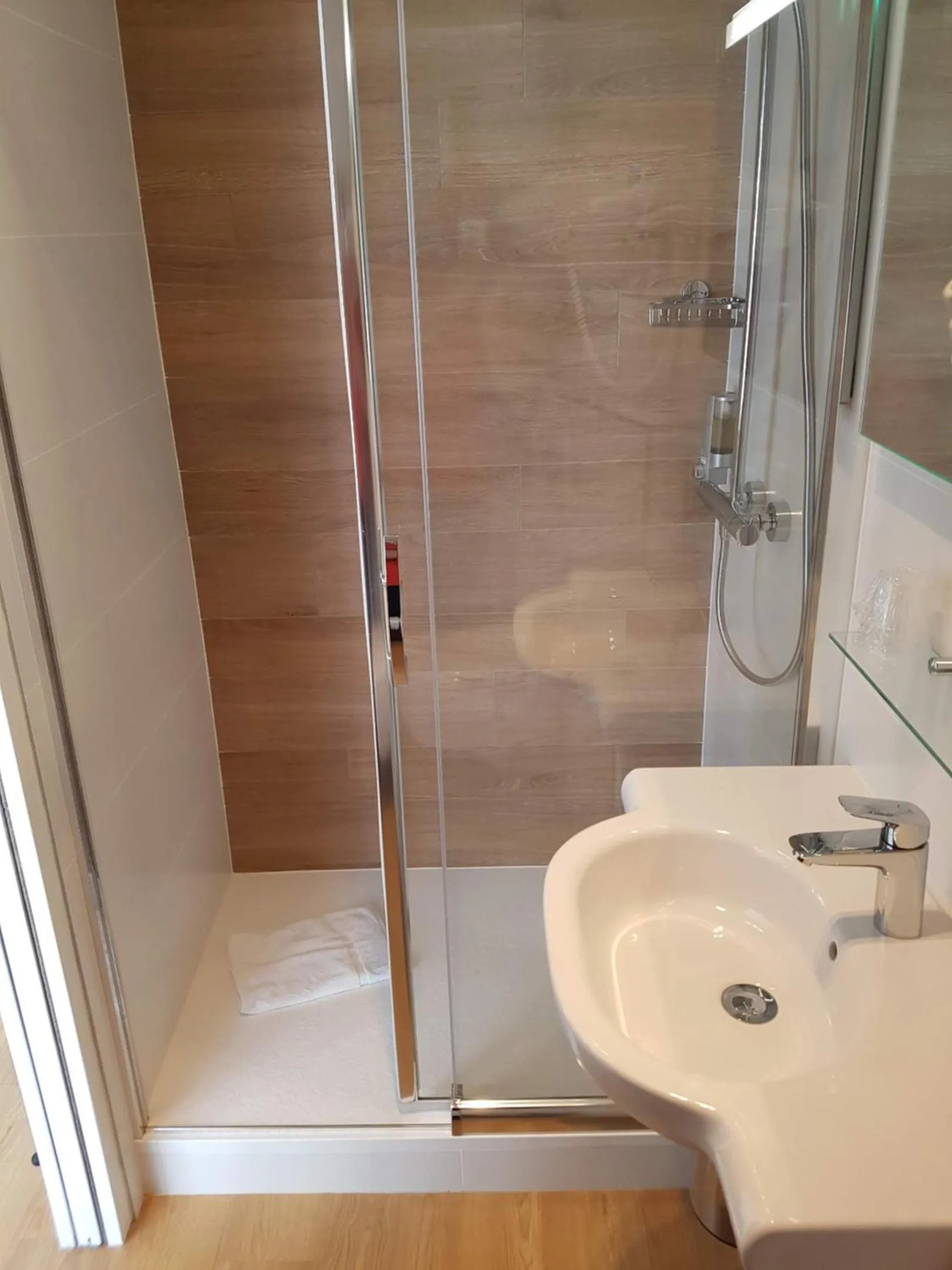 Shower in Les Chants d'Ailes - Hôtel Face Mer