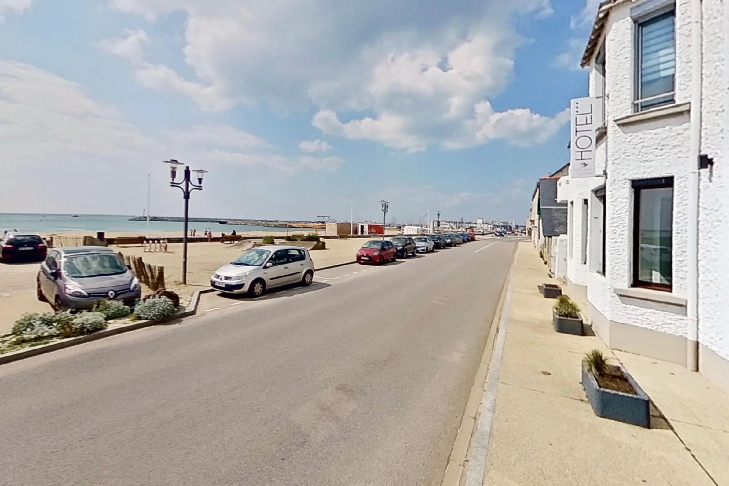 Property building in Les Chants d'Ailes - Hôtel Face Mer