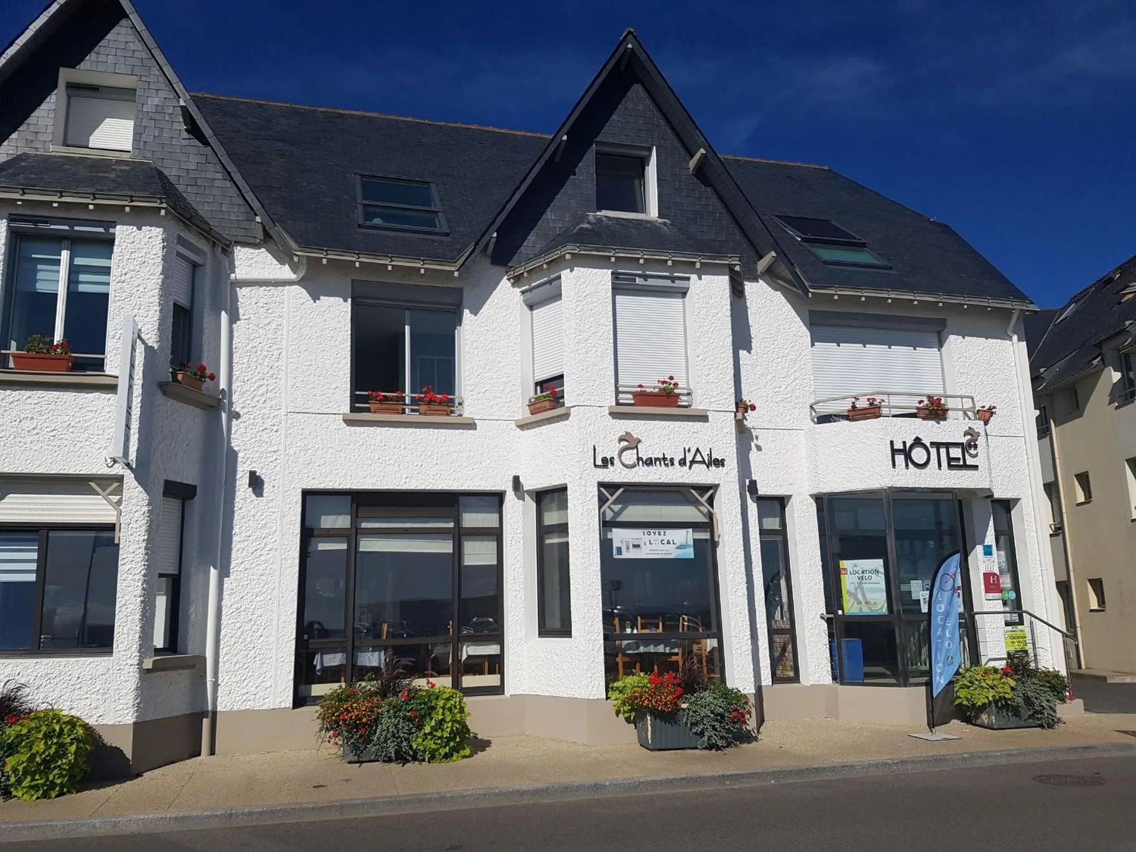 Property building in Les Chants d'Ailes - Hôtel Face Mer