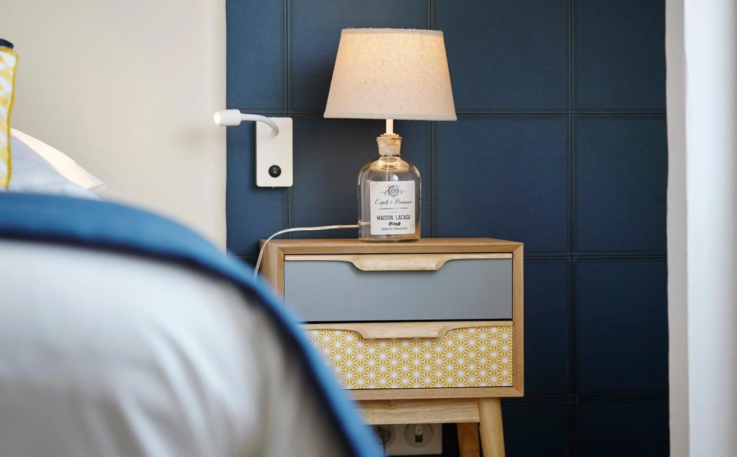 Decorative detail, Bed in Les Chants d'Ailes - Hôtel Face Mer