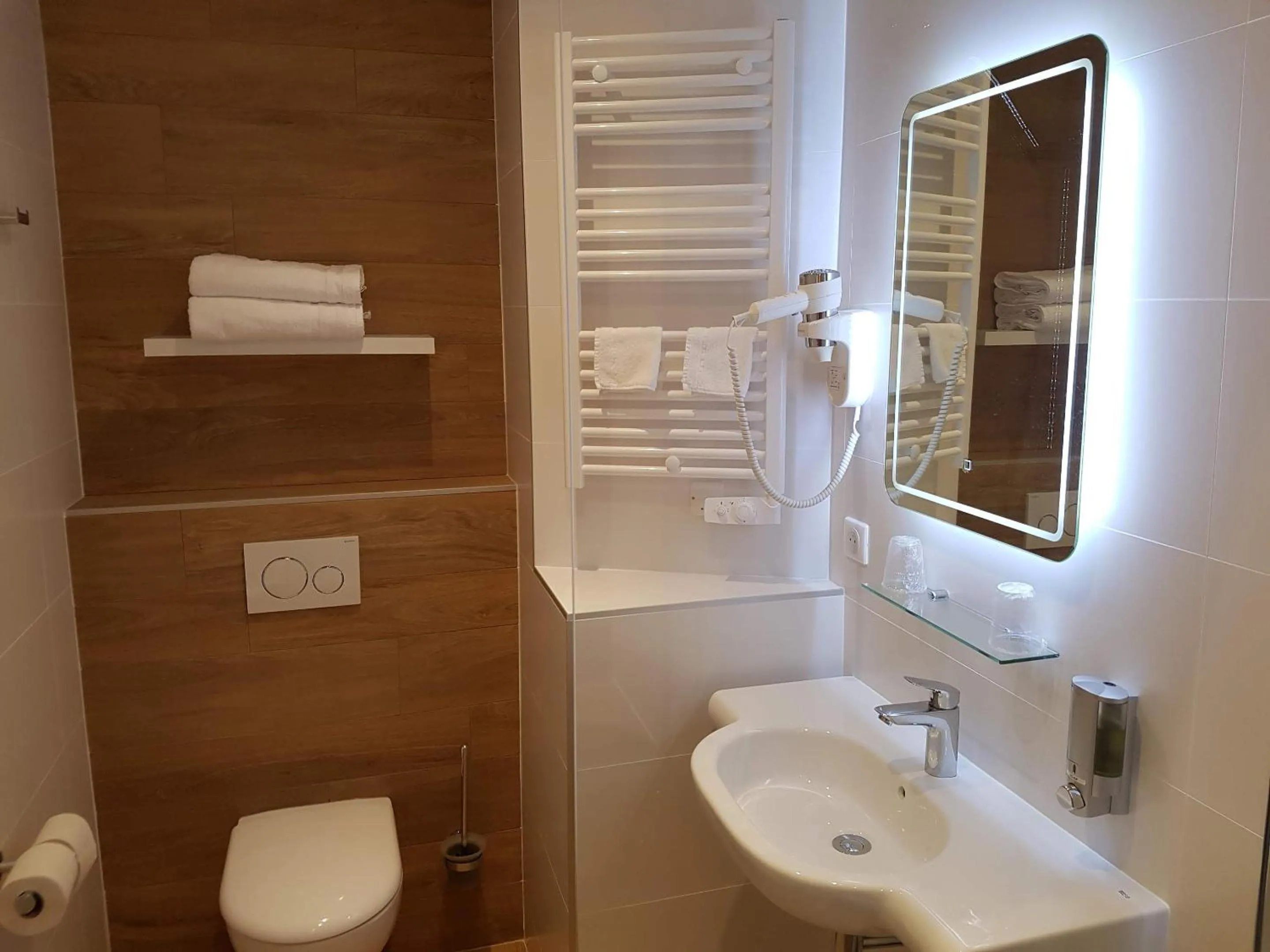 Shower in Les Chants d'Ailes - Hôtel Face Mer