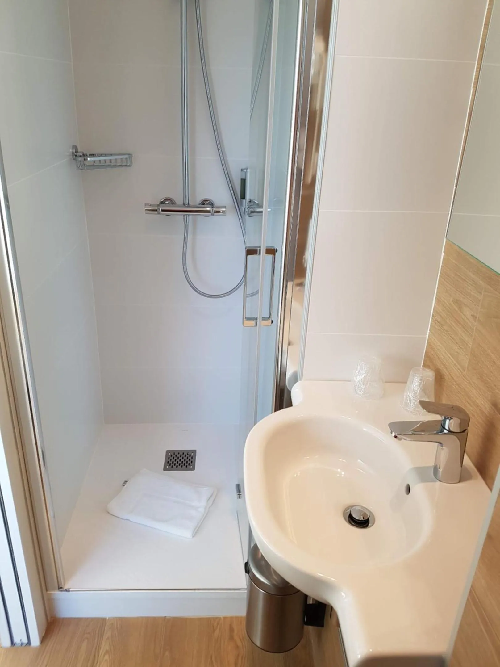 Shower in Les Chants d'Ailes - Hôtel Face Mer