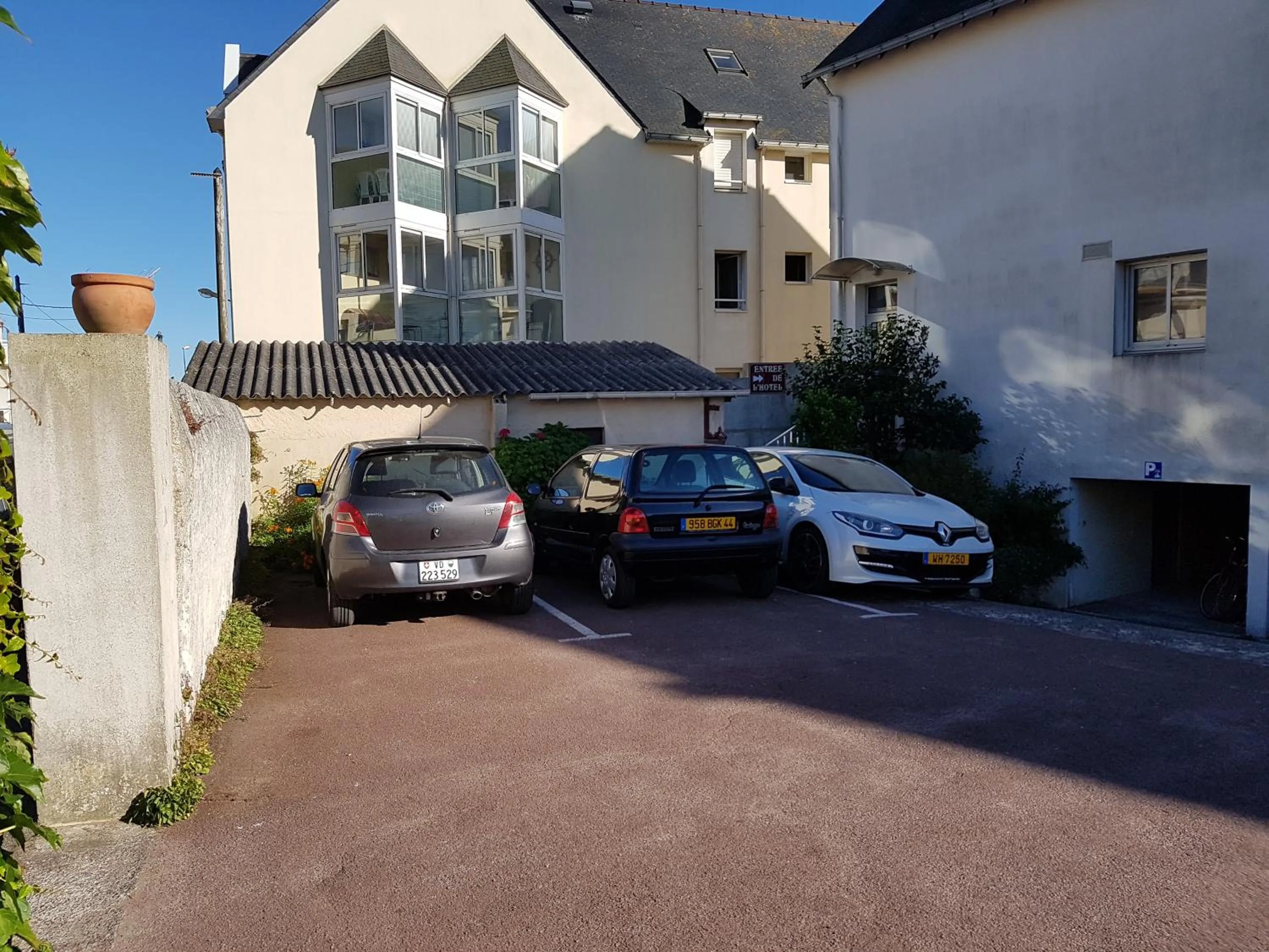 Property building in Les Chants d'Ailes - Hôtel Face Mer