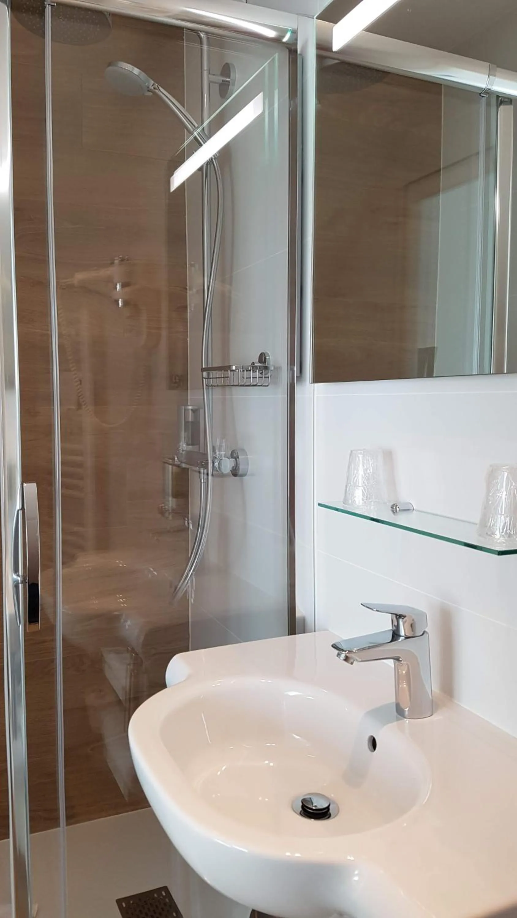 Shower in Les Chants d'Ailes - Hôtel Face Mer