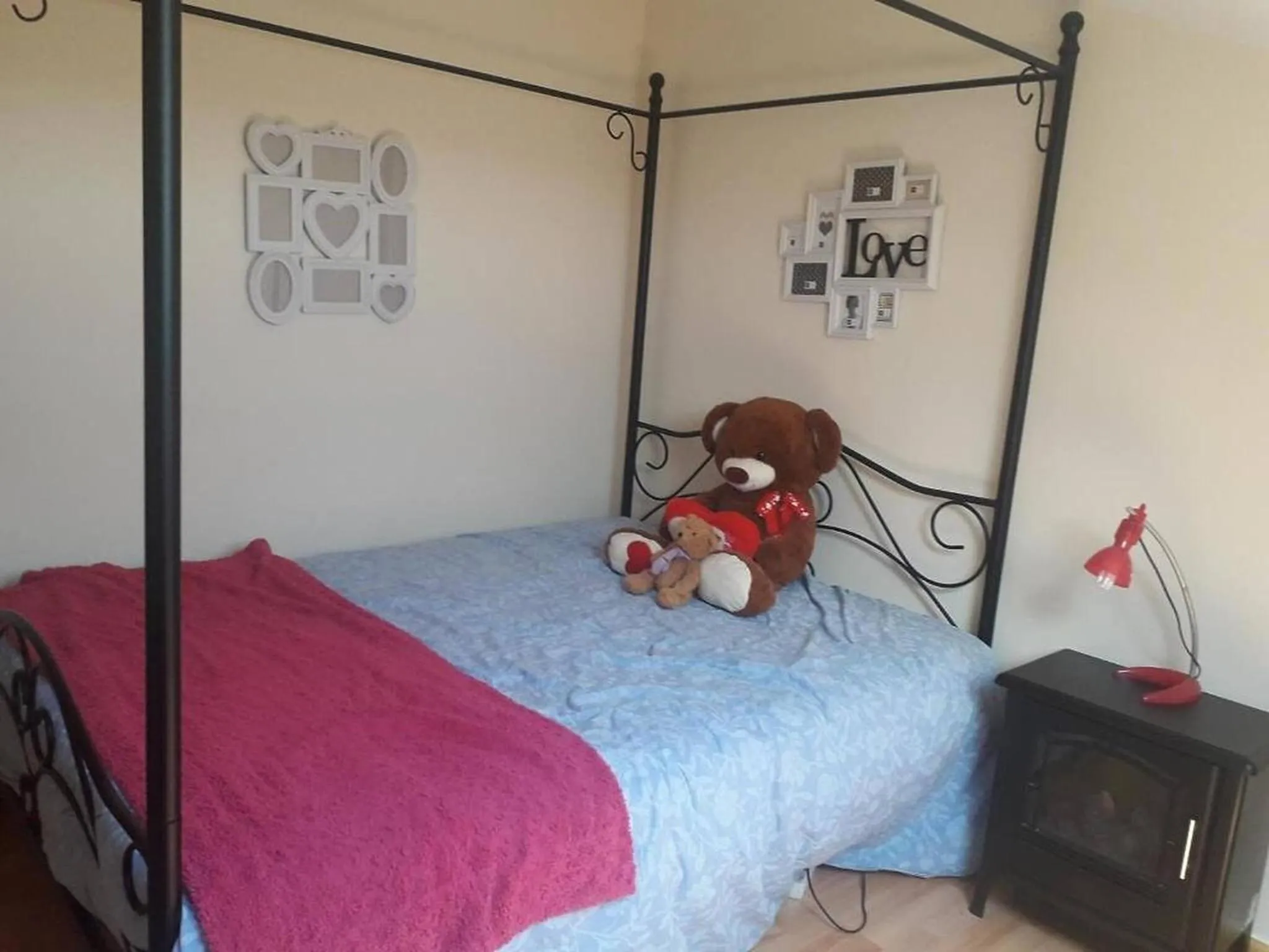 Bedroom, Bed in Global Guests