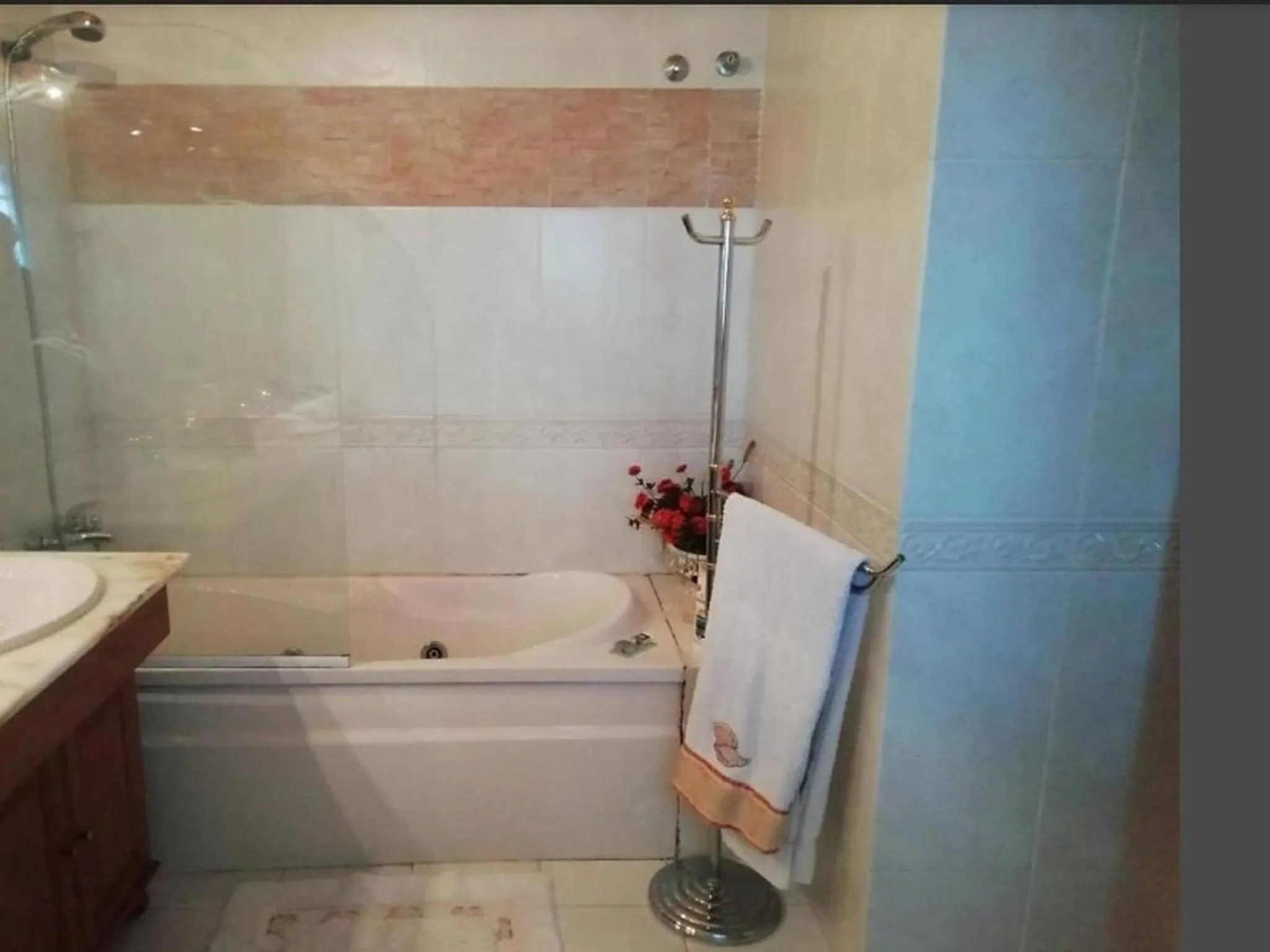 Hot Tub in Global Guests