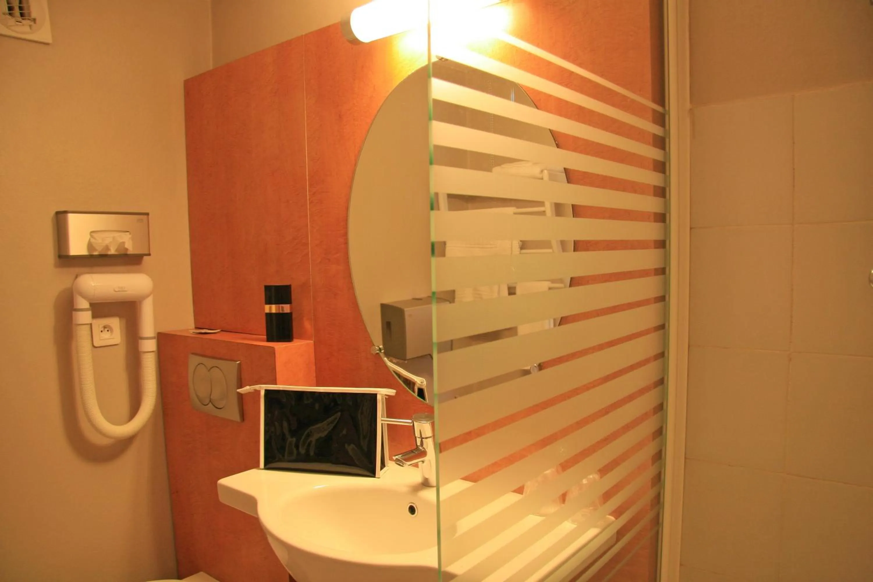 Bathroom in Hôtel du Parc Nantes Ouest Orvault