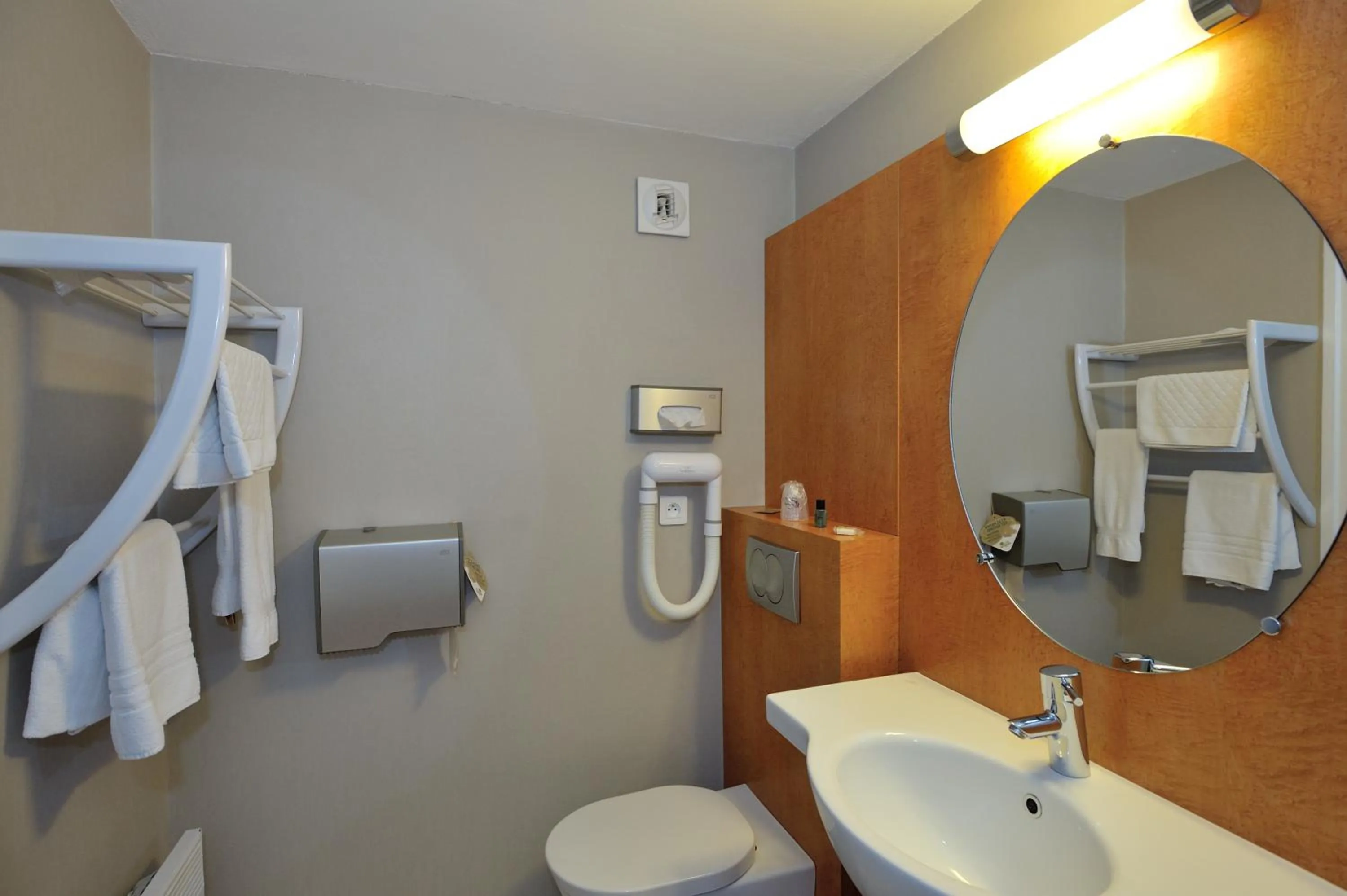 Bathroom in Hôtel du Parc Nantes Ouest Orvault