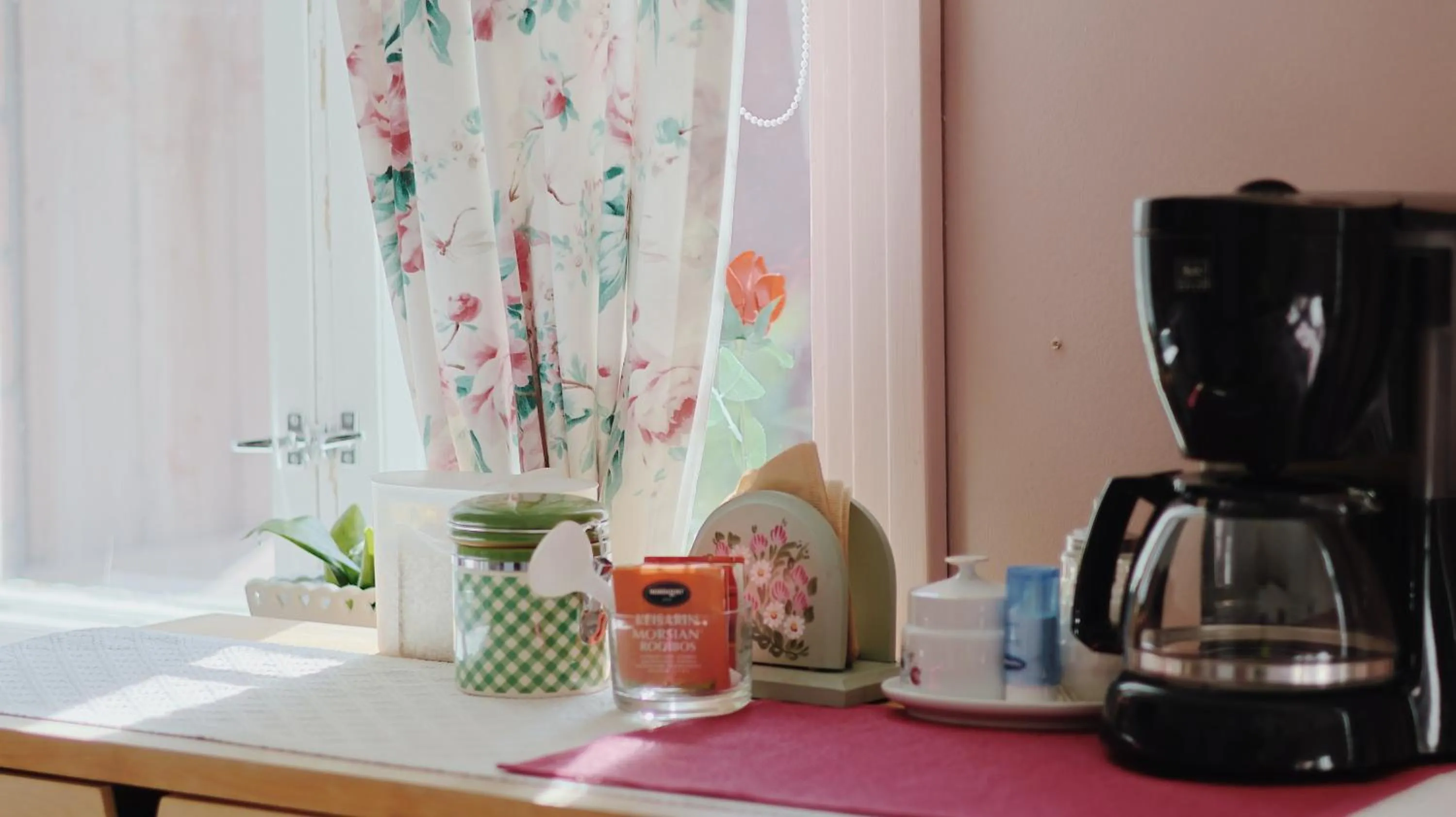 Coffee/tea facilities in Huoneistohotelli Marja