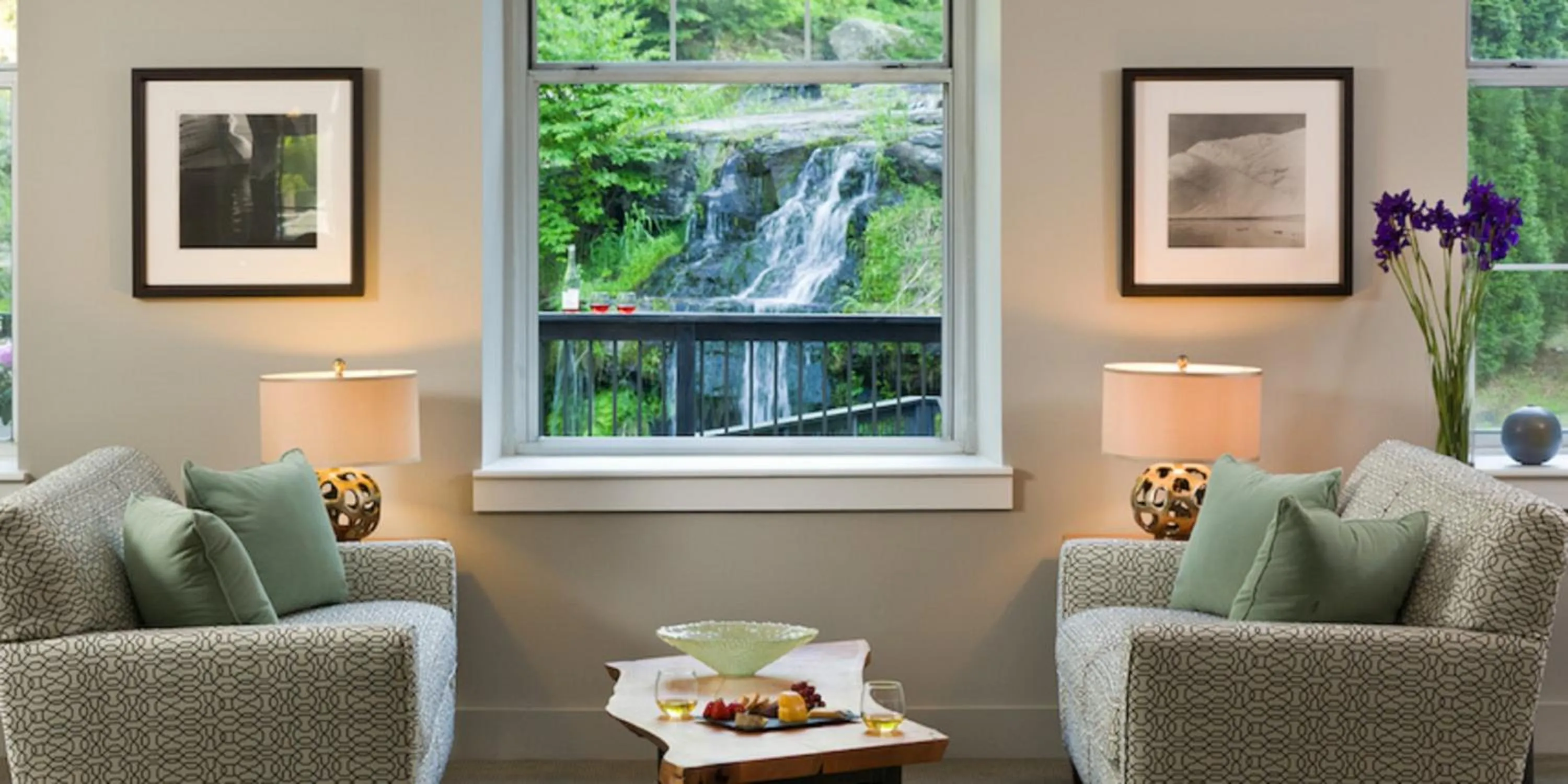 Communal lounge/ TV room in Ledges Hotel