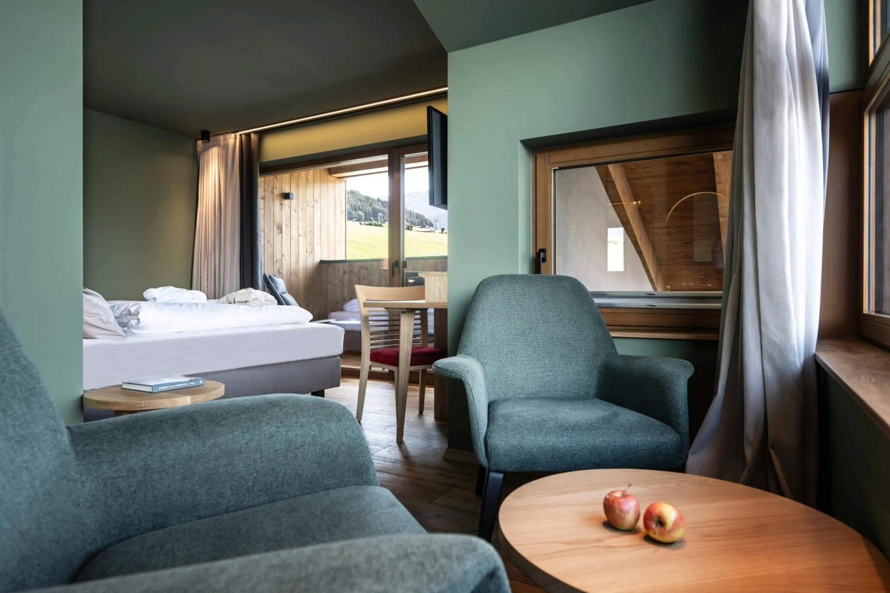 Bedroom, Bed in Hotel Alpenroyal