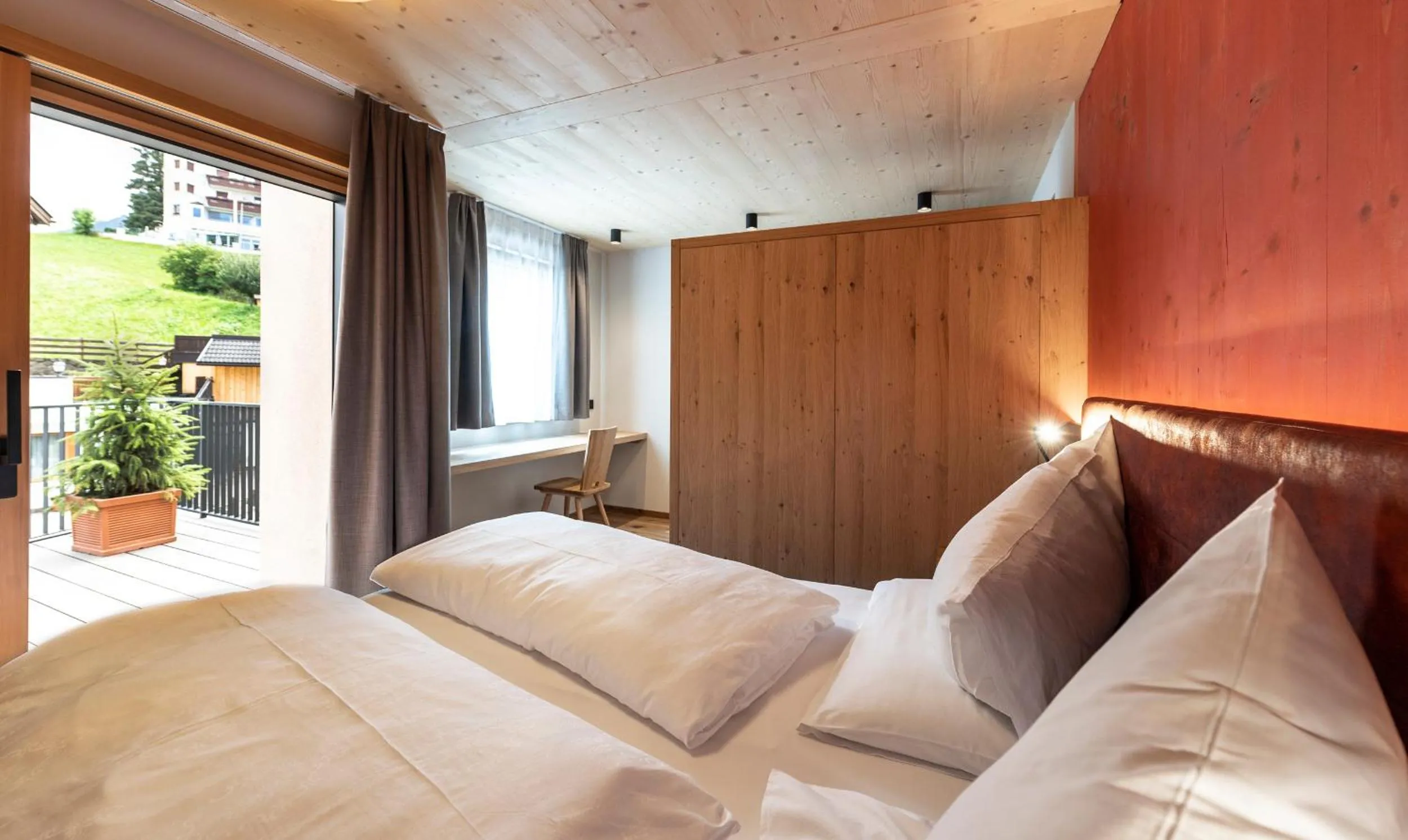 Balcony/Terrace, Bed in Hotel Alpenroyal