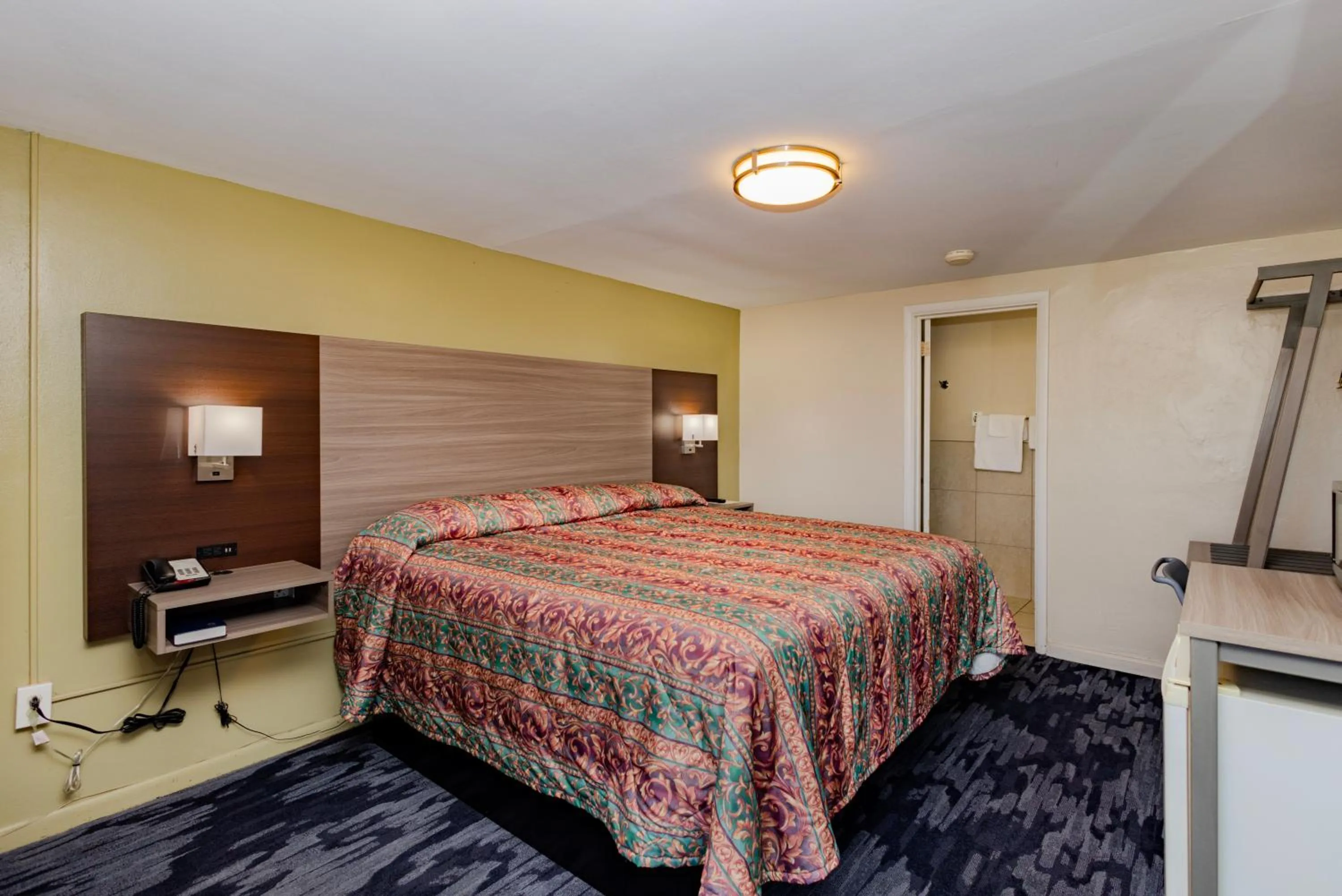 Guests, Bed in Budget Inn Columbus