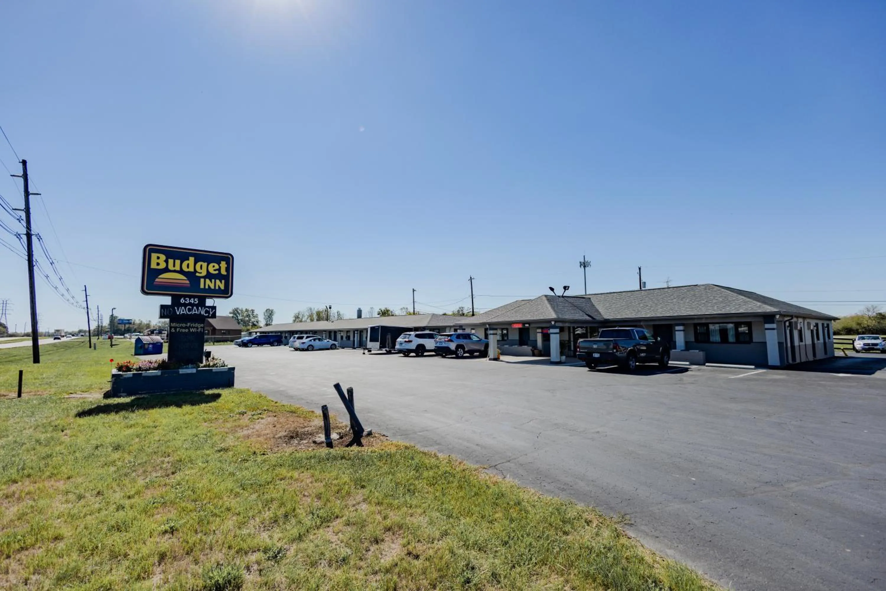 Property building in Budget Inn Columbus