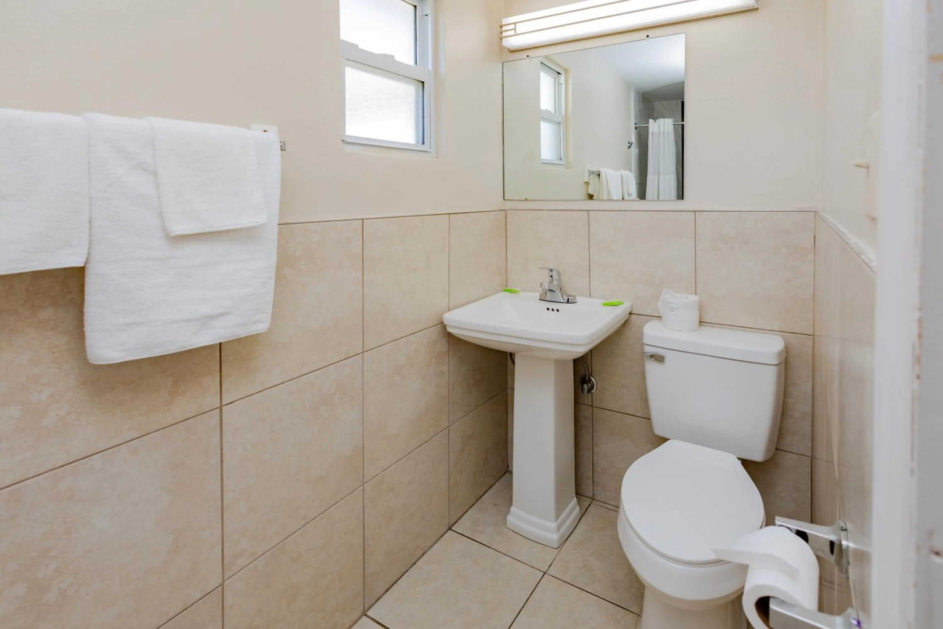 Bathroom in Budget Inn Columbus