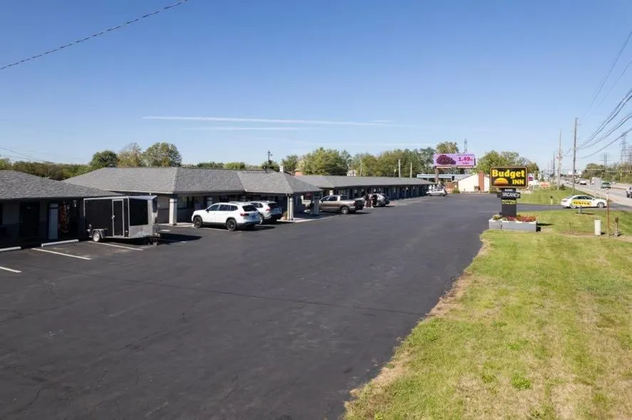 Property building in Budget Inn Columbus