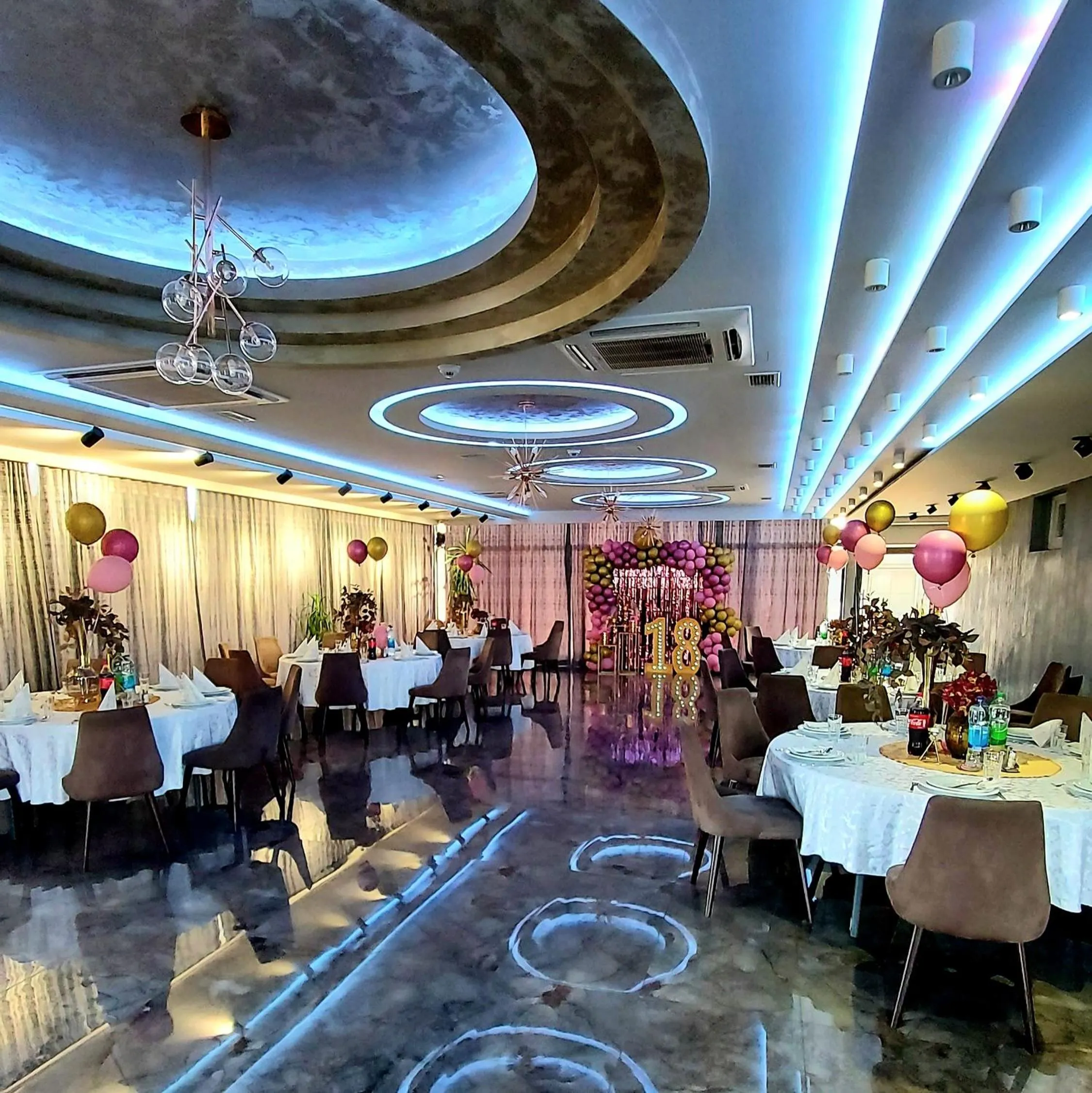 Restaurant/places to eat in Hotel River