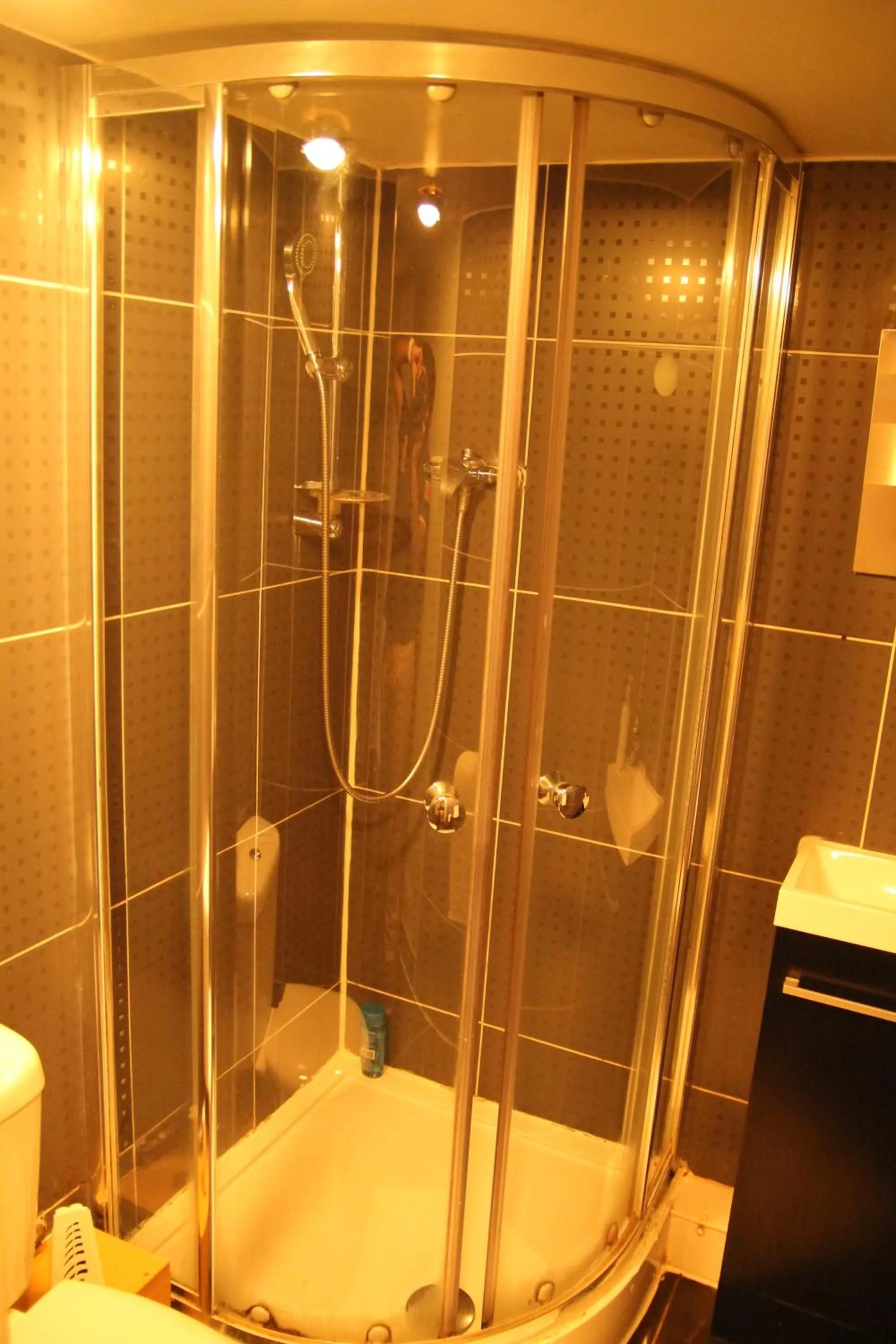 Shower in London Olympus Hotel Nirvana