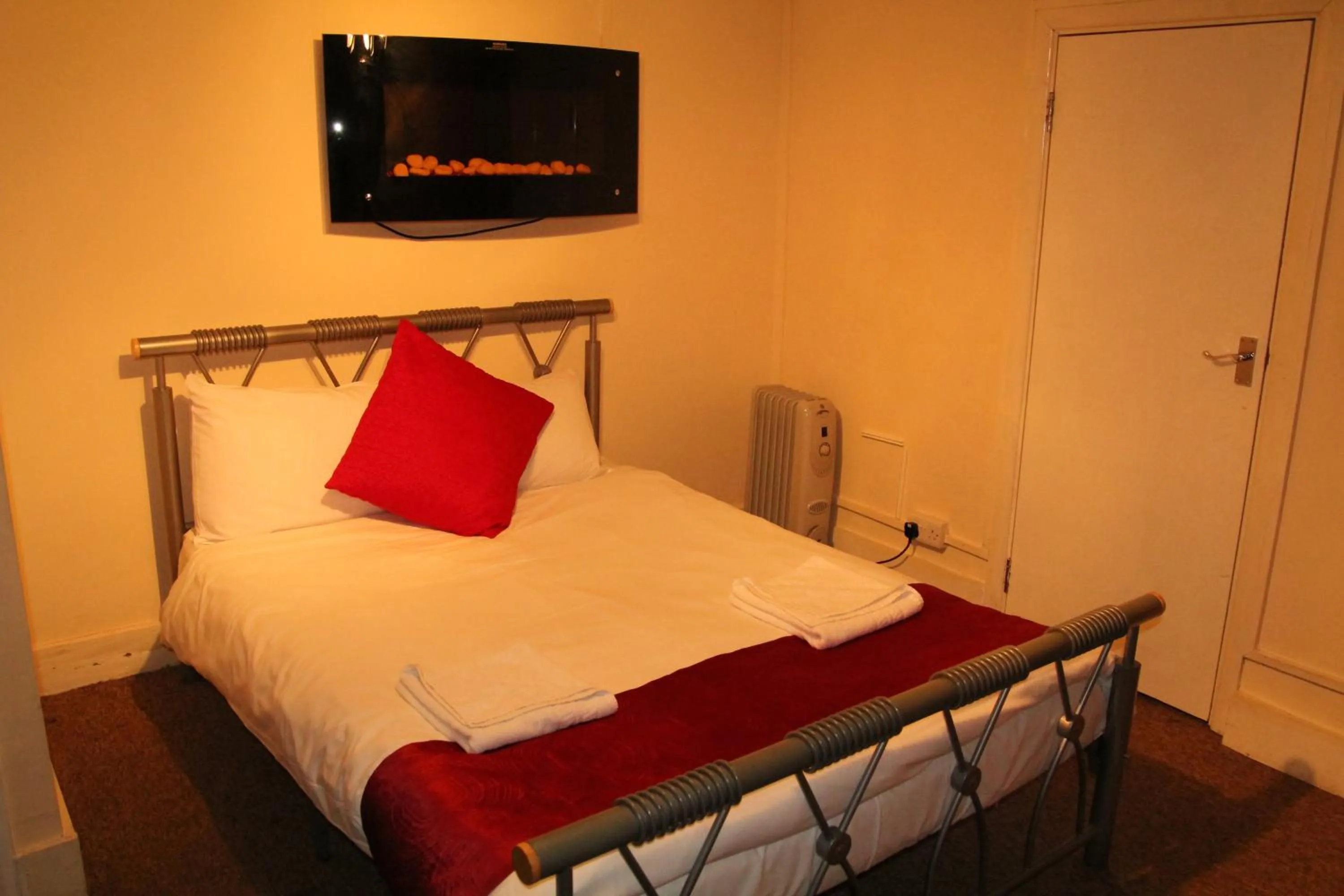 Photo of the whole room, Bed in London Olympus Hotel Nirvana