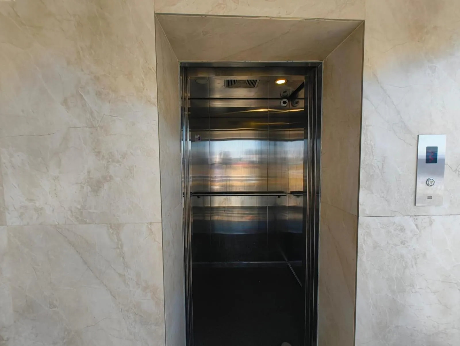 elevator in Hotel Gulmohar Grand