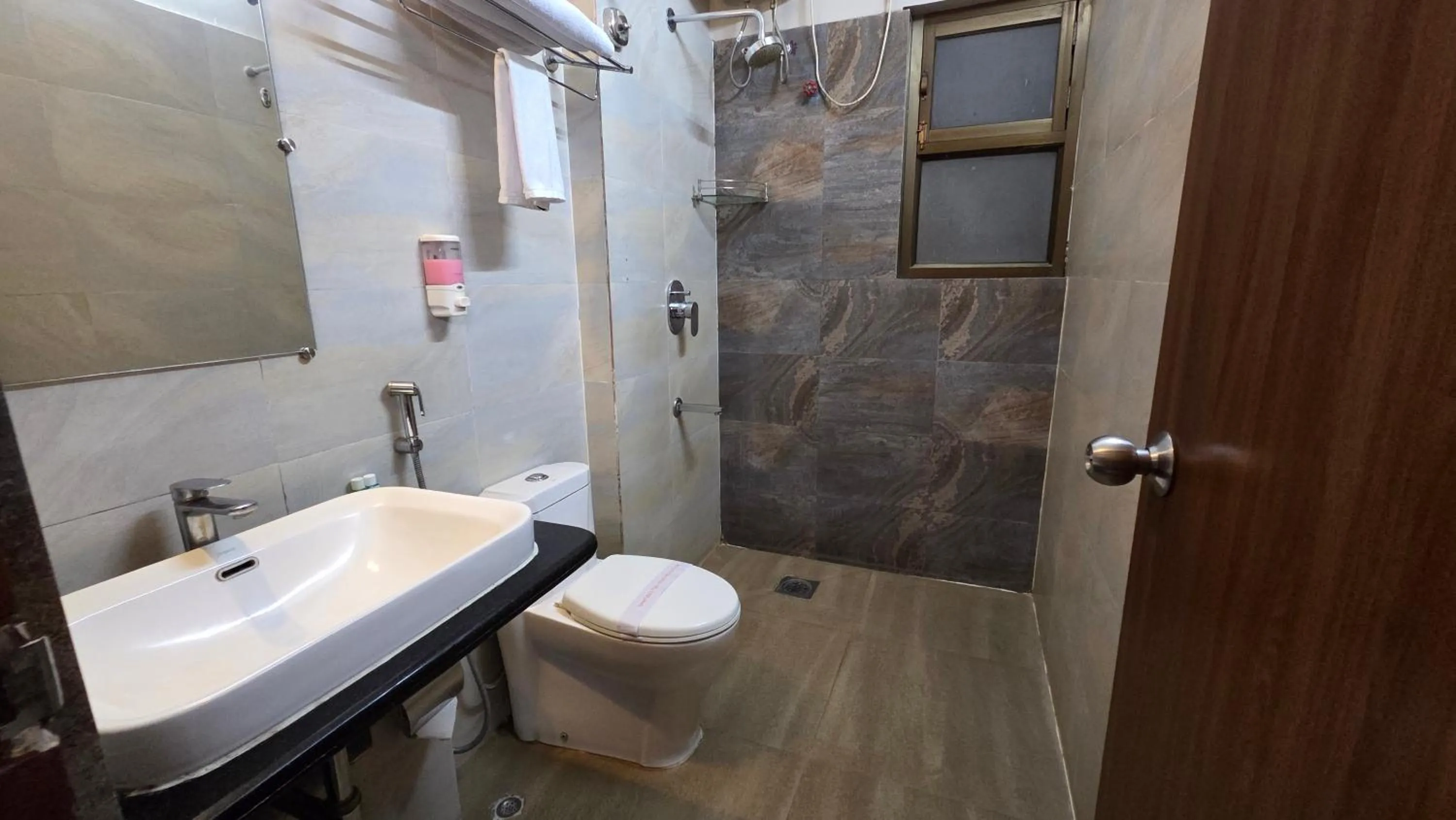 Bathroom in Hotel Gulmohar Grand