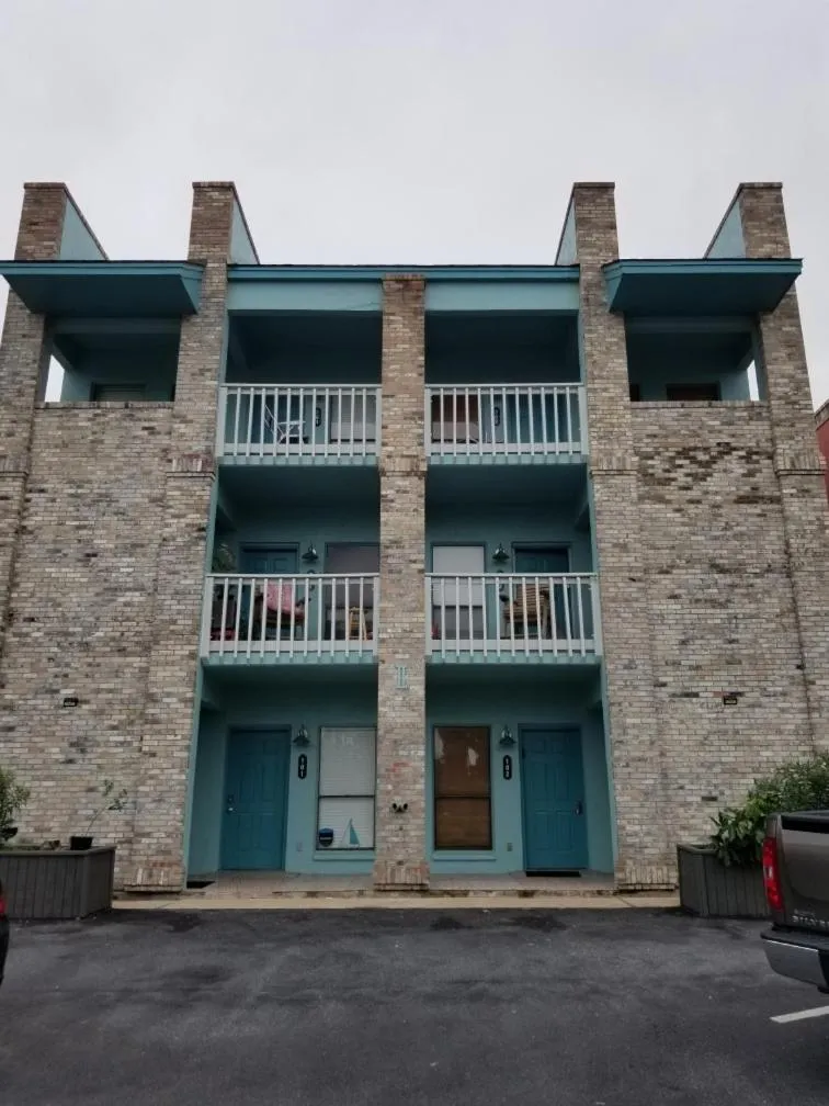 Property building in Charming SPI family condo - walking distance to the beach, Sleeps 6, Third Floor, 2025 Traveler Award