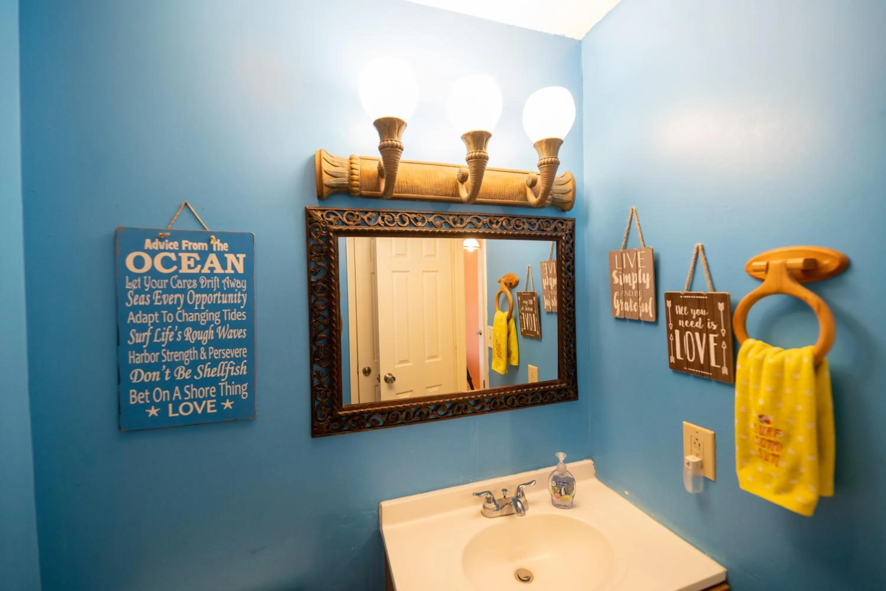 Charming SPI family condo - walking distance to the beach, Sleeps 6, Third Floor, 2025 Traveler Award