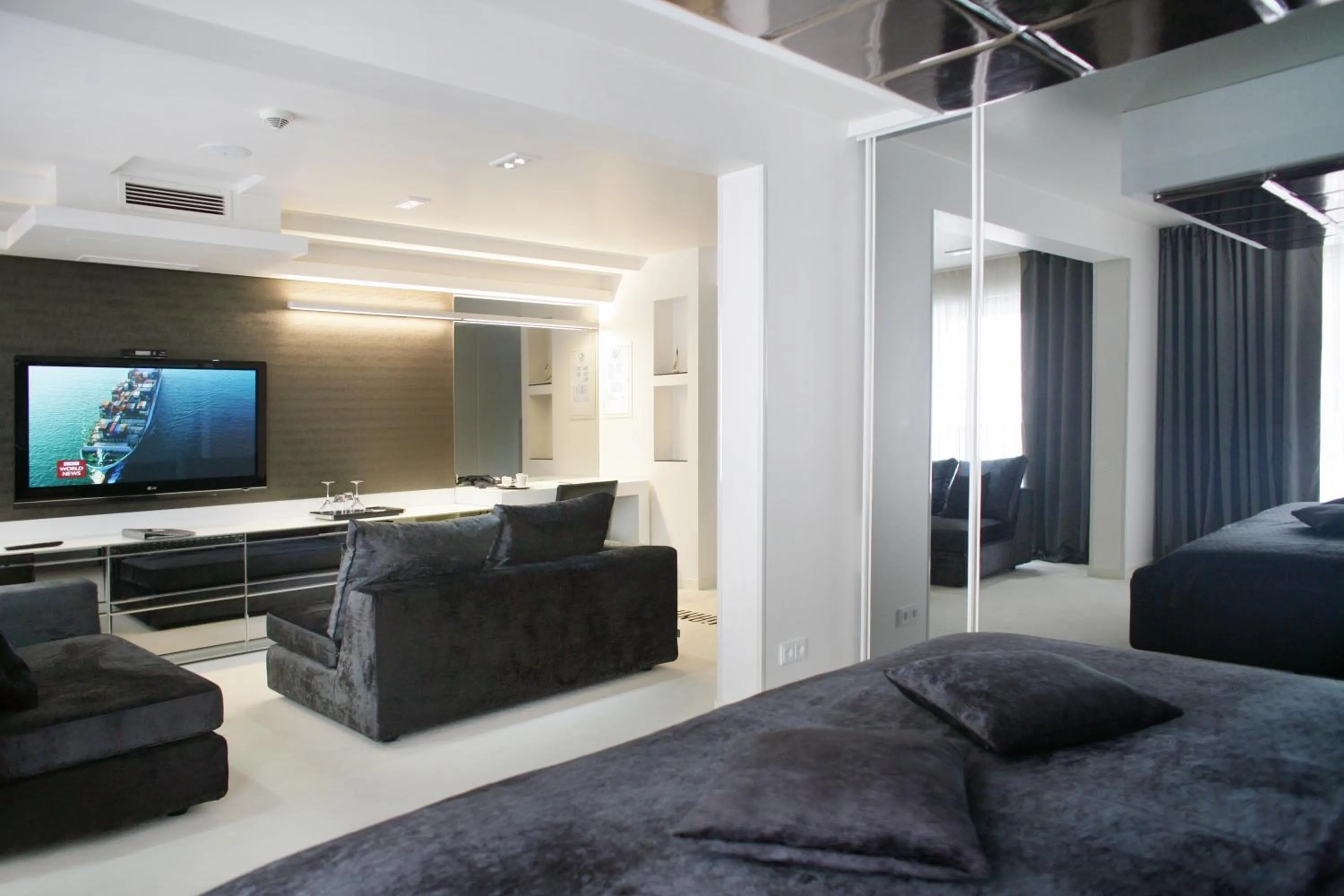 TV and multimedia in Damianii Luxury Boutique Hotel & Spa