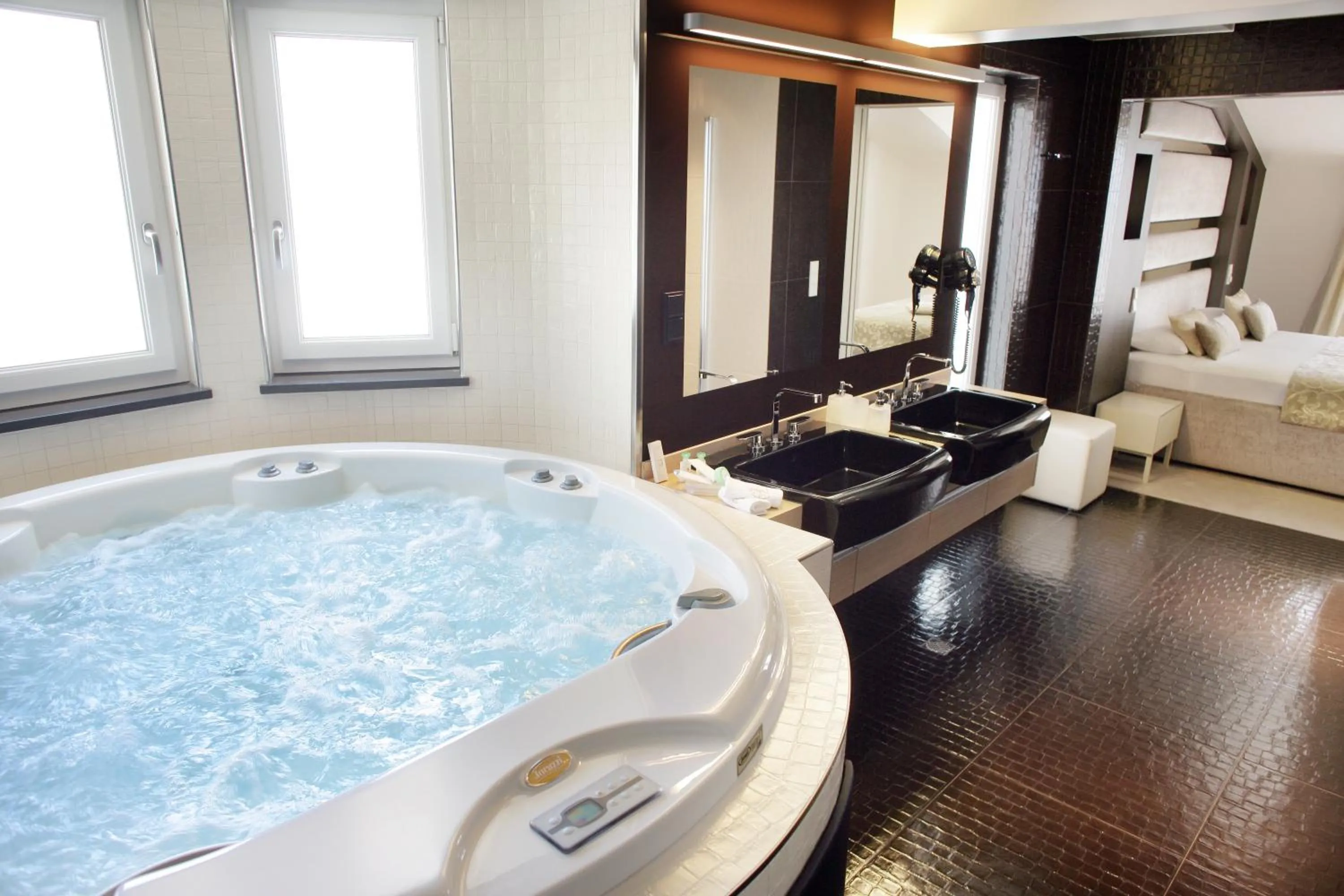 Hot Tub in Damianii Luxury Boutique Hotel & Spa
