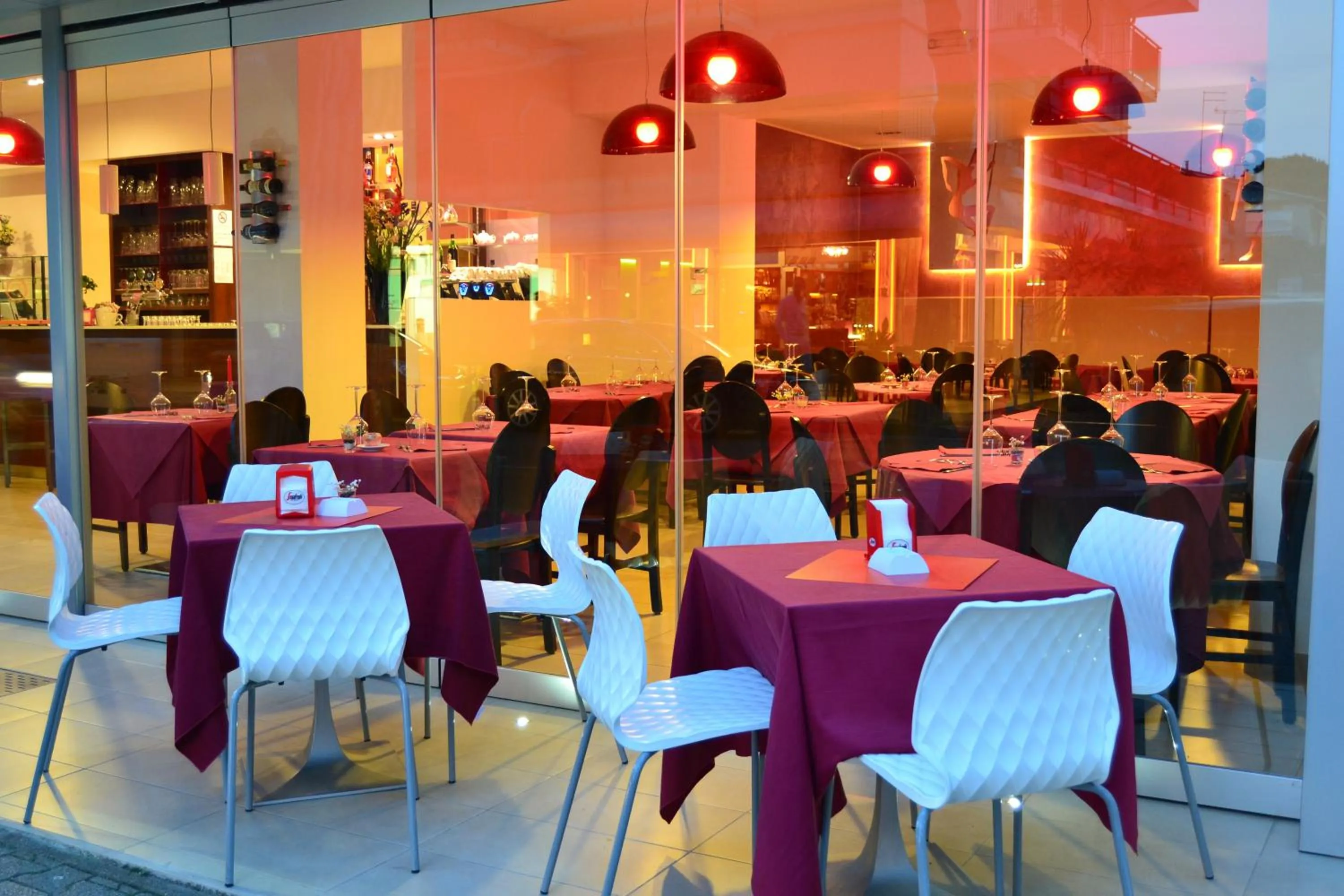 Restaurant/places to eat in Hotel Morena