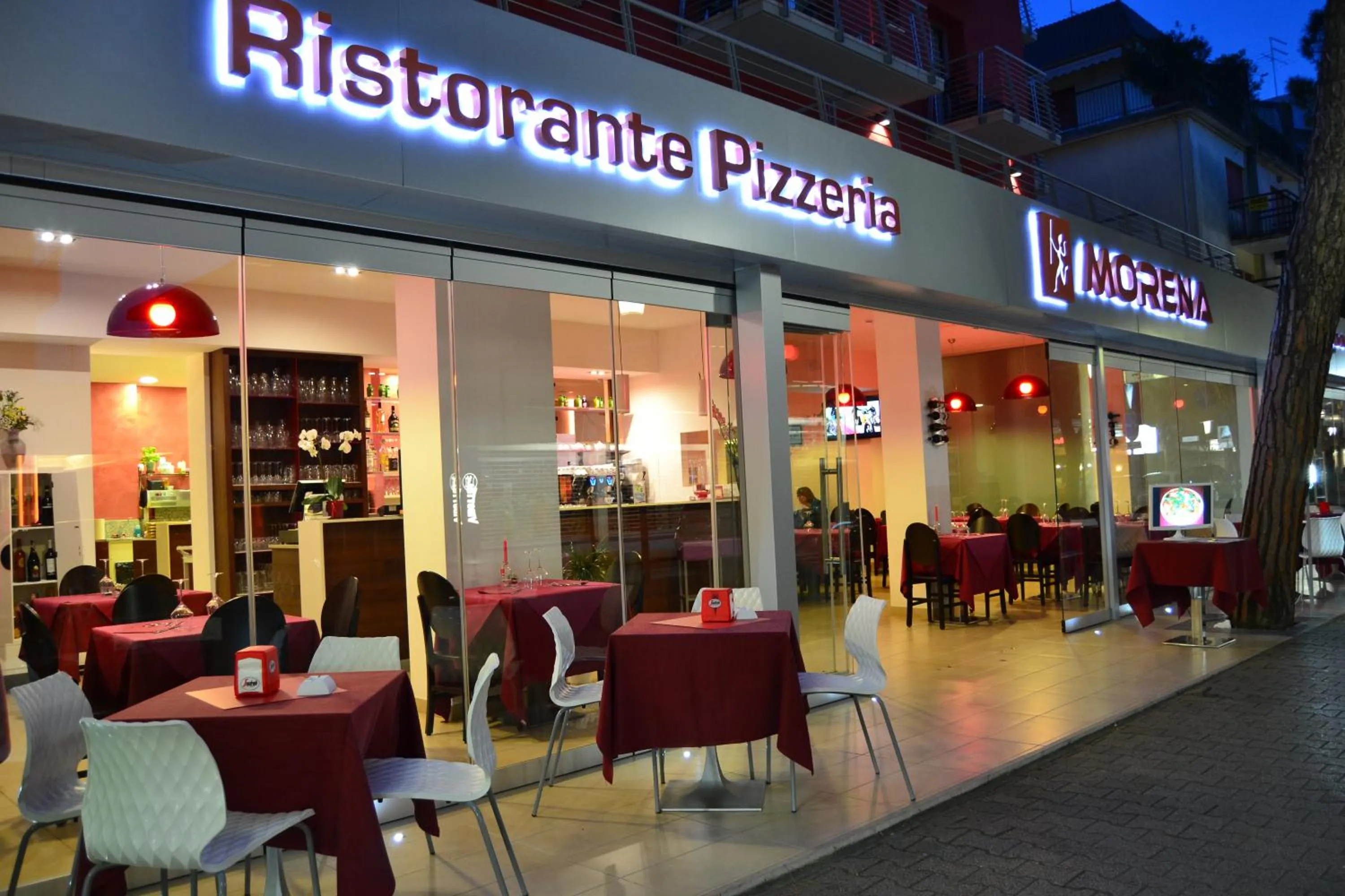 Restaurant/places to eat in Hotel Morena